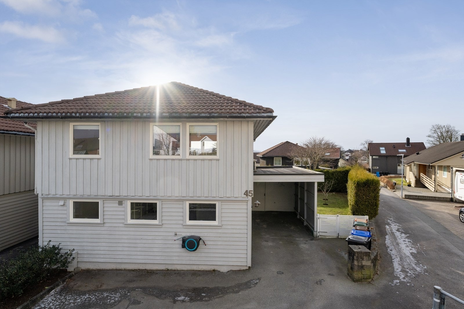 I tillegg til parkering i carport har man god plass til parkering i gårdsrom. Galleribilde