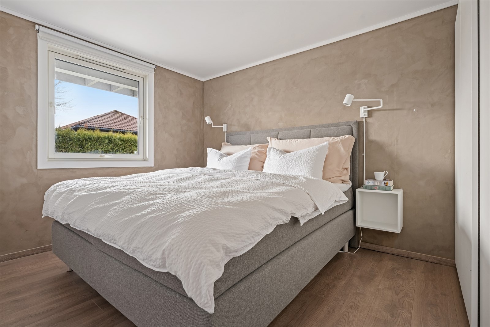 Hovedsoverommet er utstyrt med stor skyvedørsgarderobe som gir godt med lagringsplass. Her har man i tillegg god plass til å møblere med dobbeltseng og tilhørende møblement. Galleribilde