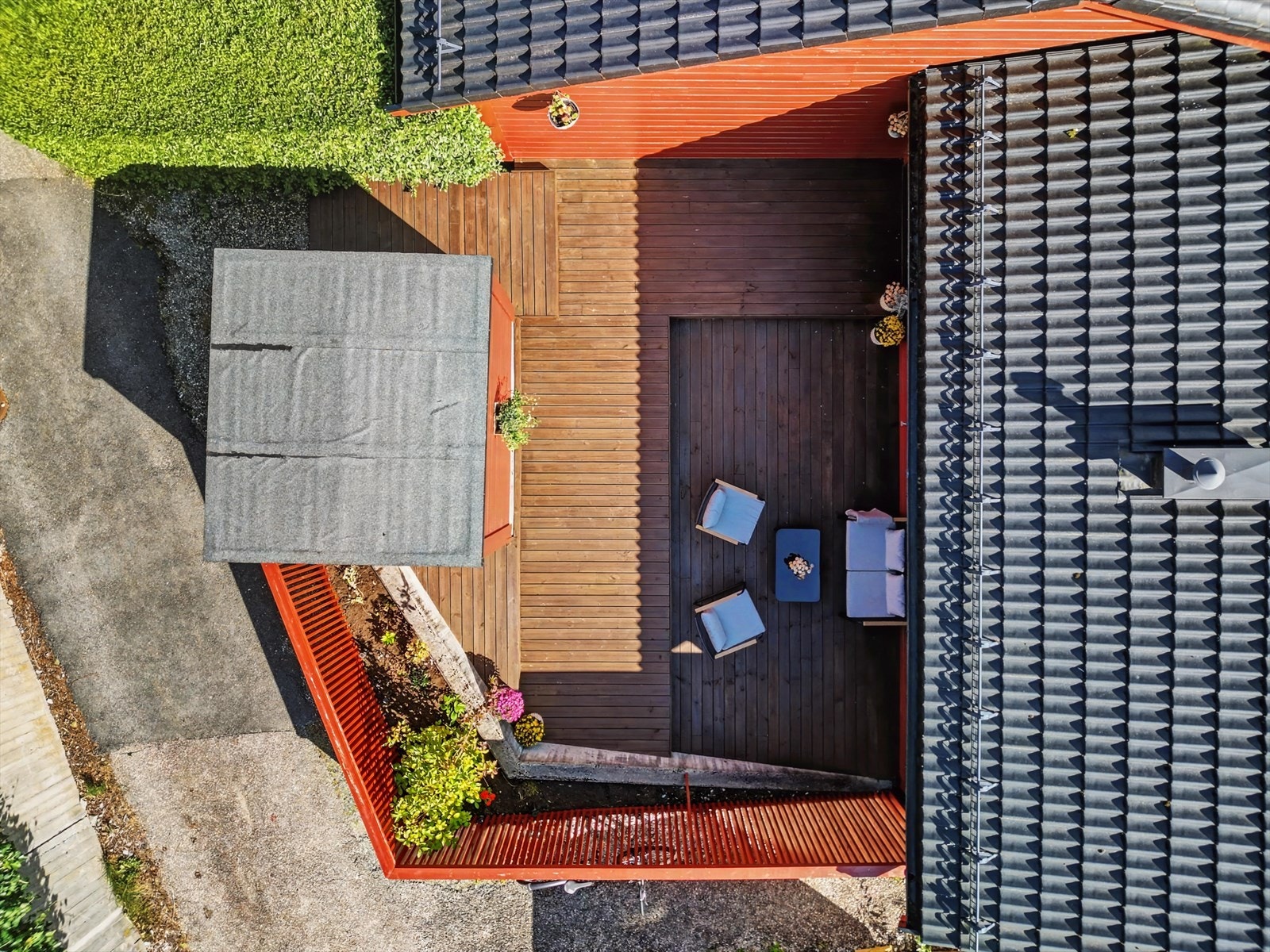 Mig og gjerde ble oppgradert av tidligere eier i 2017, og platting lagt i 2022. Galleribilde