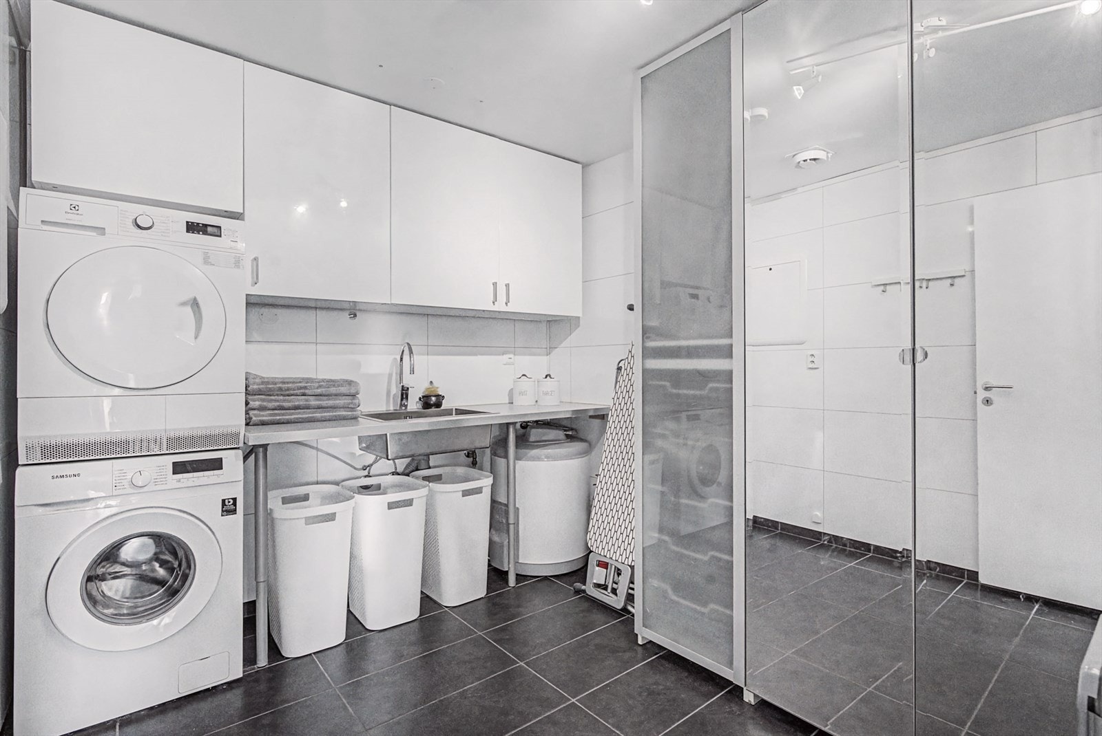 Vaskerom (ca. 7 m²) - en klar fordel i familiehverdagen. Praktisk innredning med opplegg for vaskemaskin og god arbeidsplass. Også her gulvvarme. Deler av rommet er opprinnelig godkjent som bod. Galleribilde