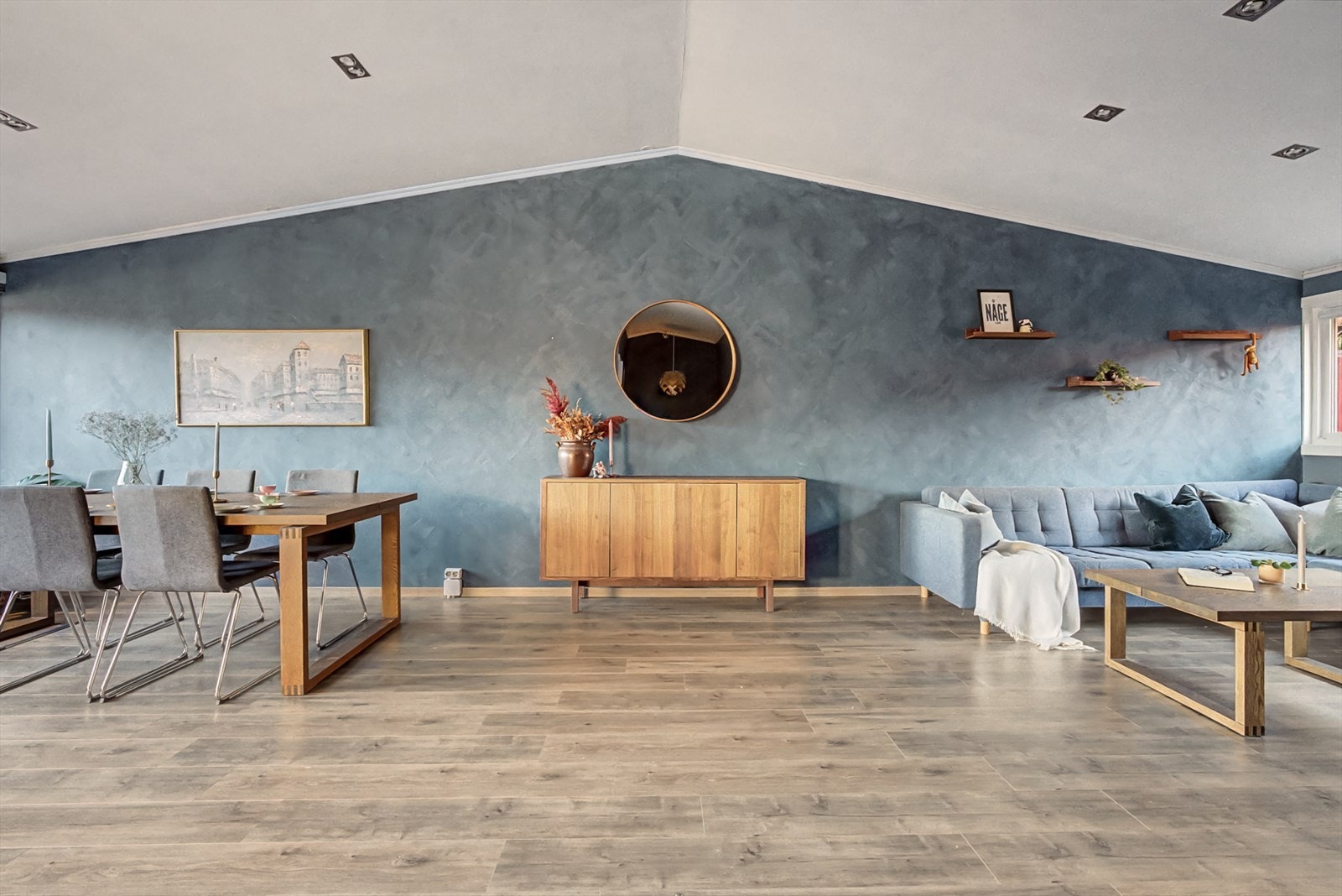 Legg merke til den herlige gjennomstrømmingen av lys gjennom rommet. Galleribilde