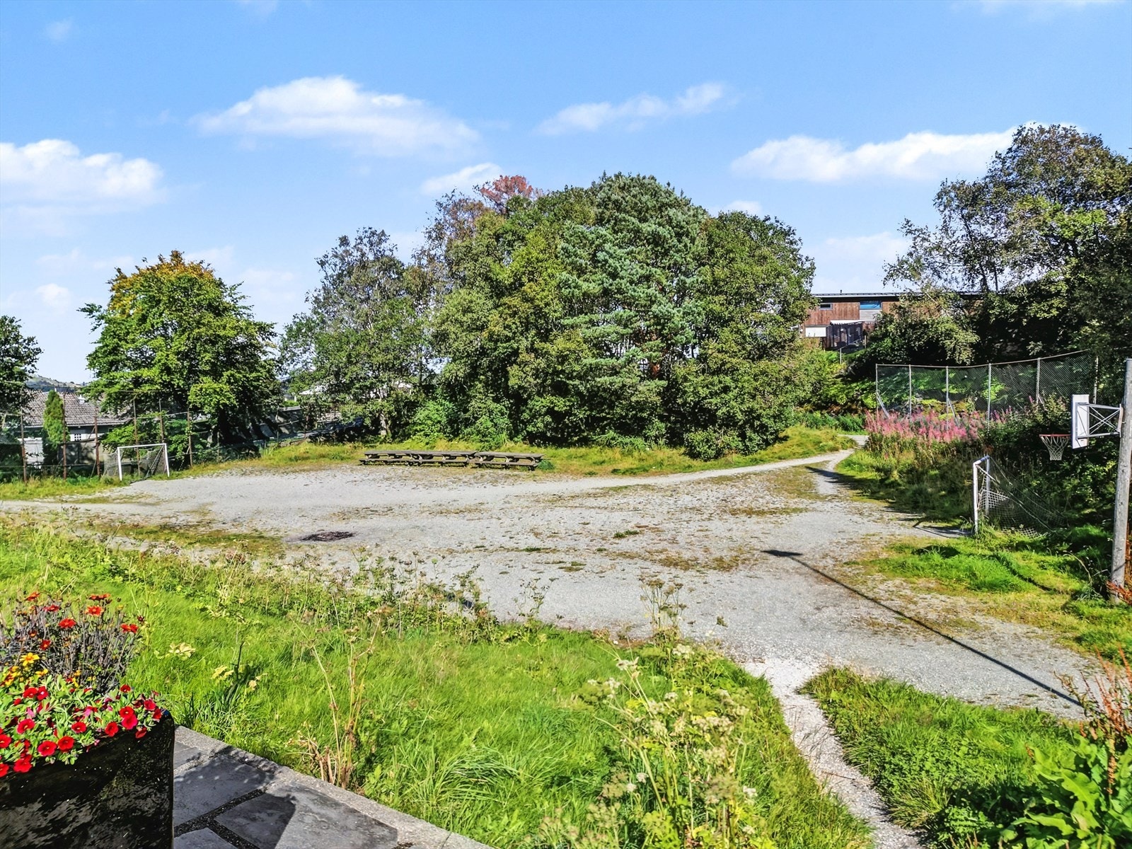 Fottballplass mellom Bruskedalsreset og Kollåsen (like bak lekeplassen fra forrige bilde) Galleribilde