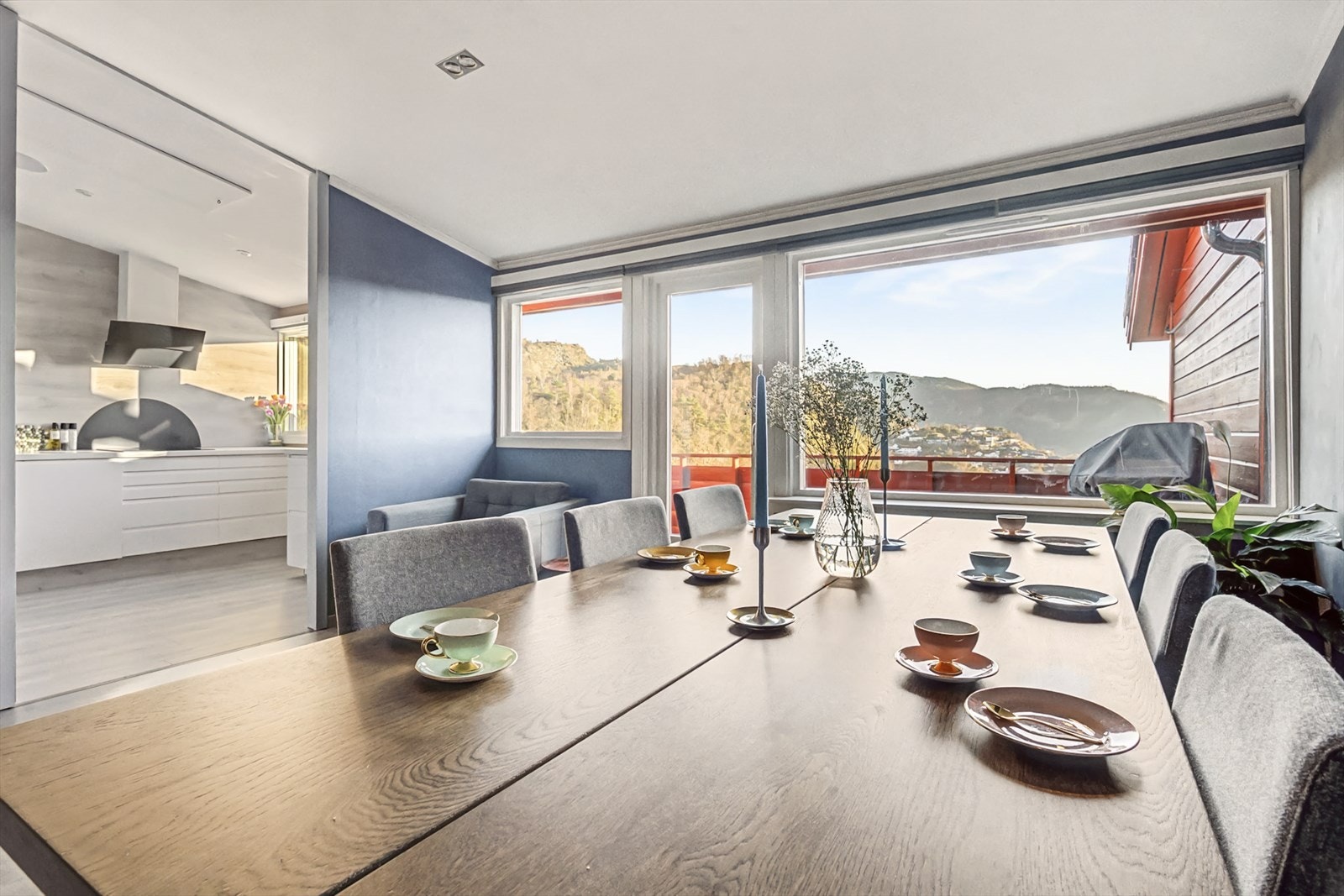 Kjøkkenet ligger lett tilgjengelig fra både spisestue og altandør. Galleribilde