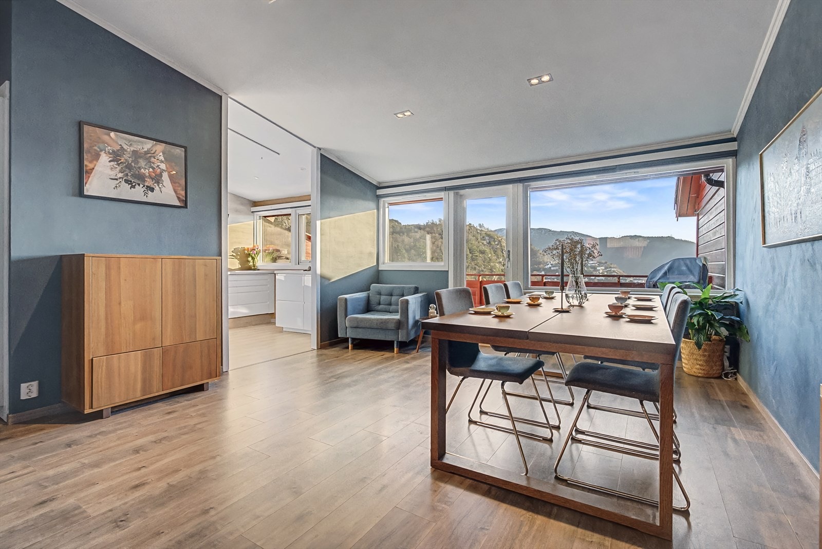 I tillegg til god planløsning med mulighet for både kontor og 4 soverom holder boligen en god og oppgradert standard med mange verdifulle prosjekter gjennomført i nyere tid. Galleribilde