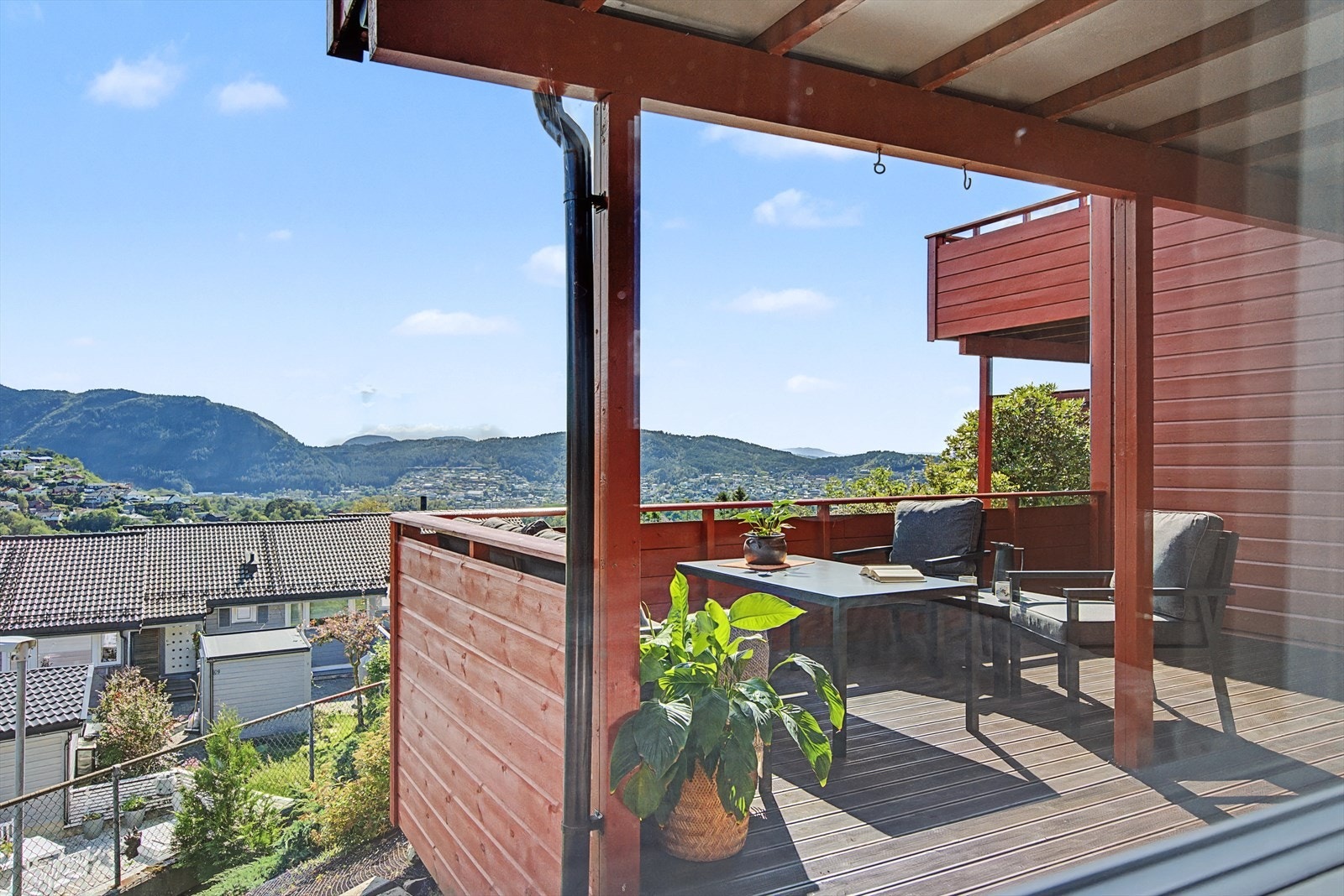 Fra underetasjen går vi ut til den største terrassen. Galleribilde