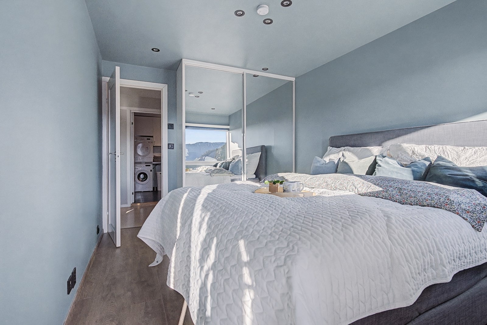 Hovedsoverommet er innredet med fast garderobeløsning. Like over gangen ligger vaskerom og bad. Galleribilde