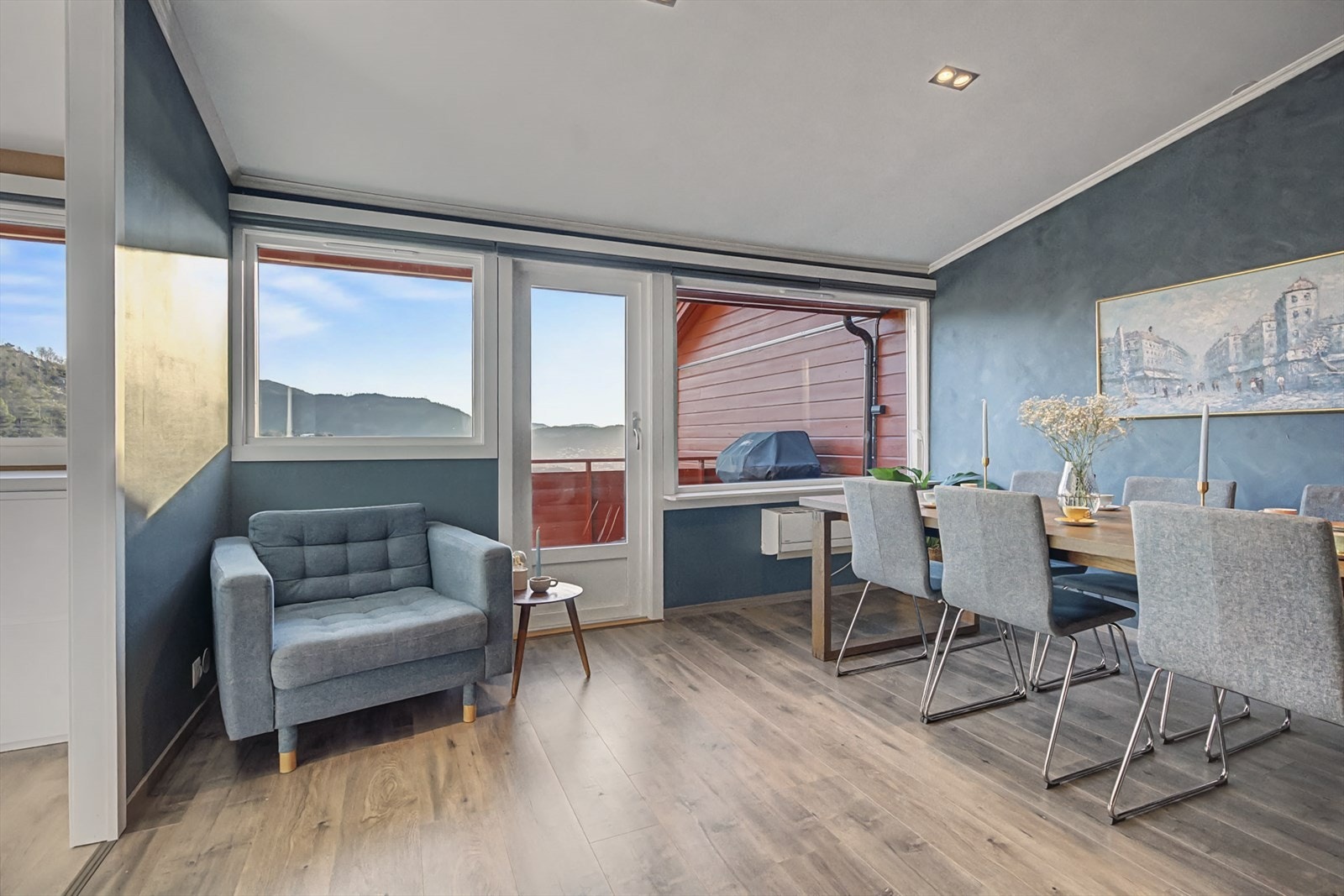 Fra stuen er det direkte utgang til sørvendt altan med fantastisk utsikt. Det store stuevinduet og altandøren ble byttet i 2024. Galleribilde