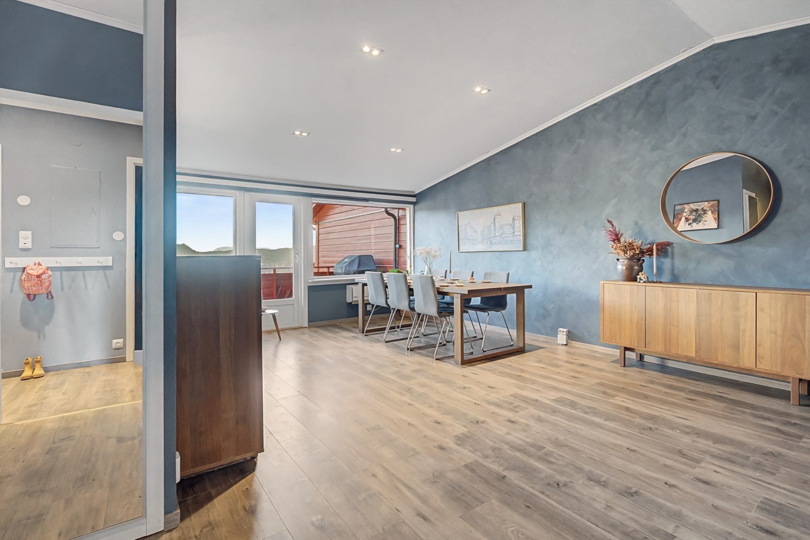 Stue (ca. 33,3 m²) - Boligens naturlige samlingspunkt med luftig takhøyde. Galleribilde