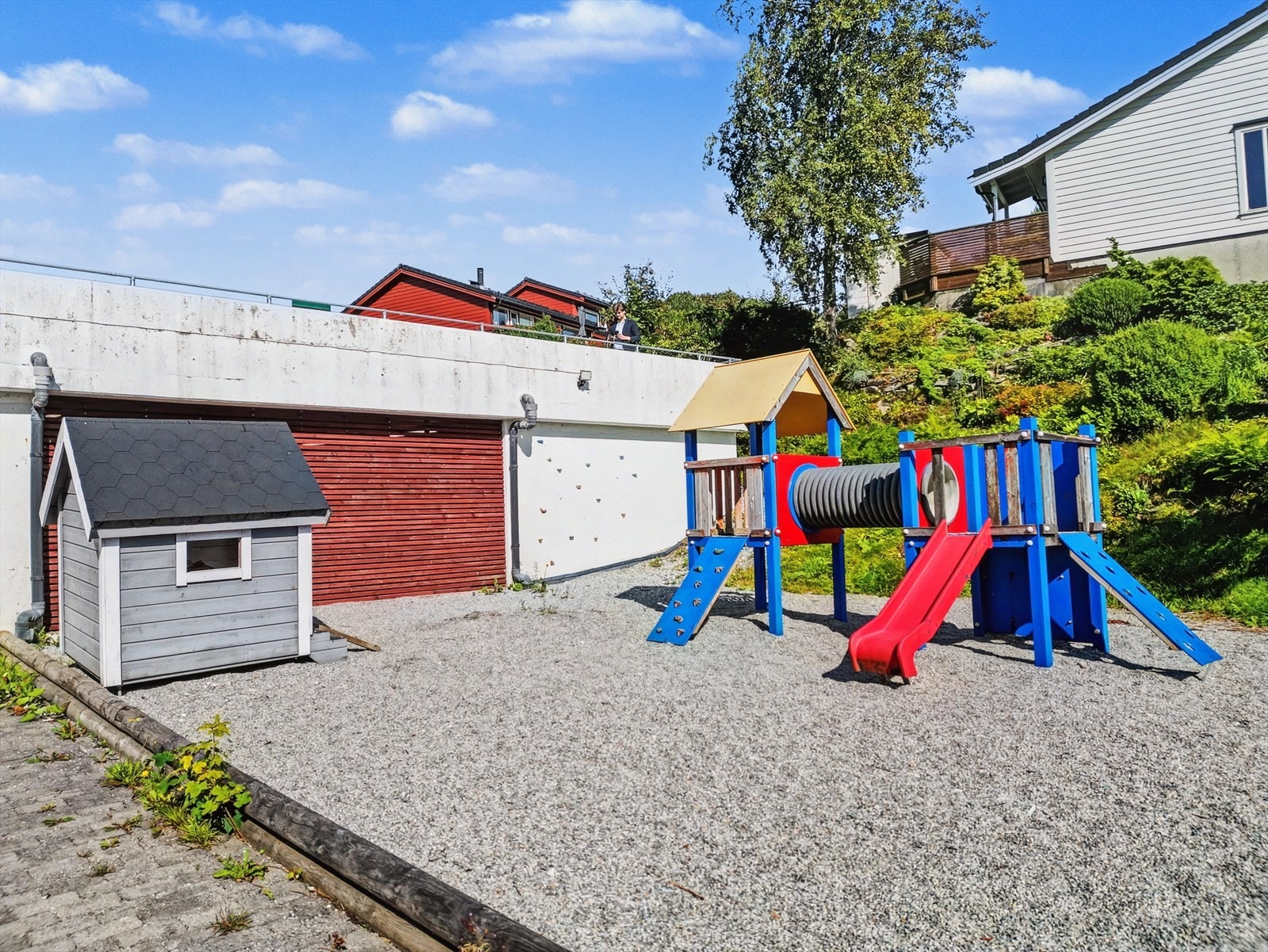 Denne kjekke lekeplassen finner du ved parkeringsanlegget. Galleribilde