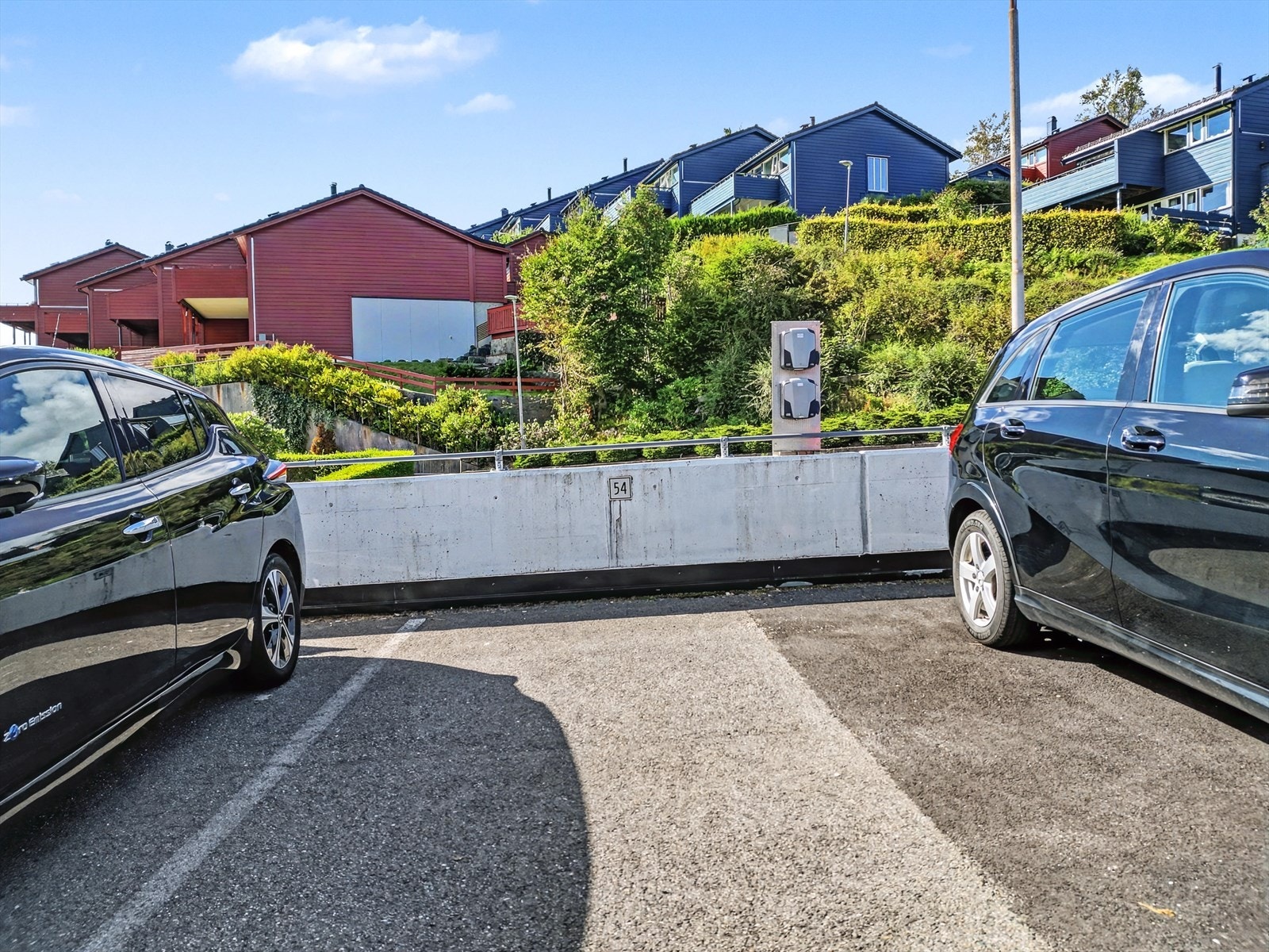 Boligen disponerer fast parkeringsplass med lademulighet i kort avstand fra ytterdøren. Galleribilde