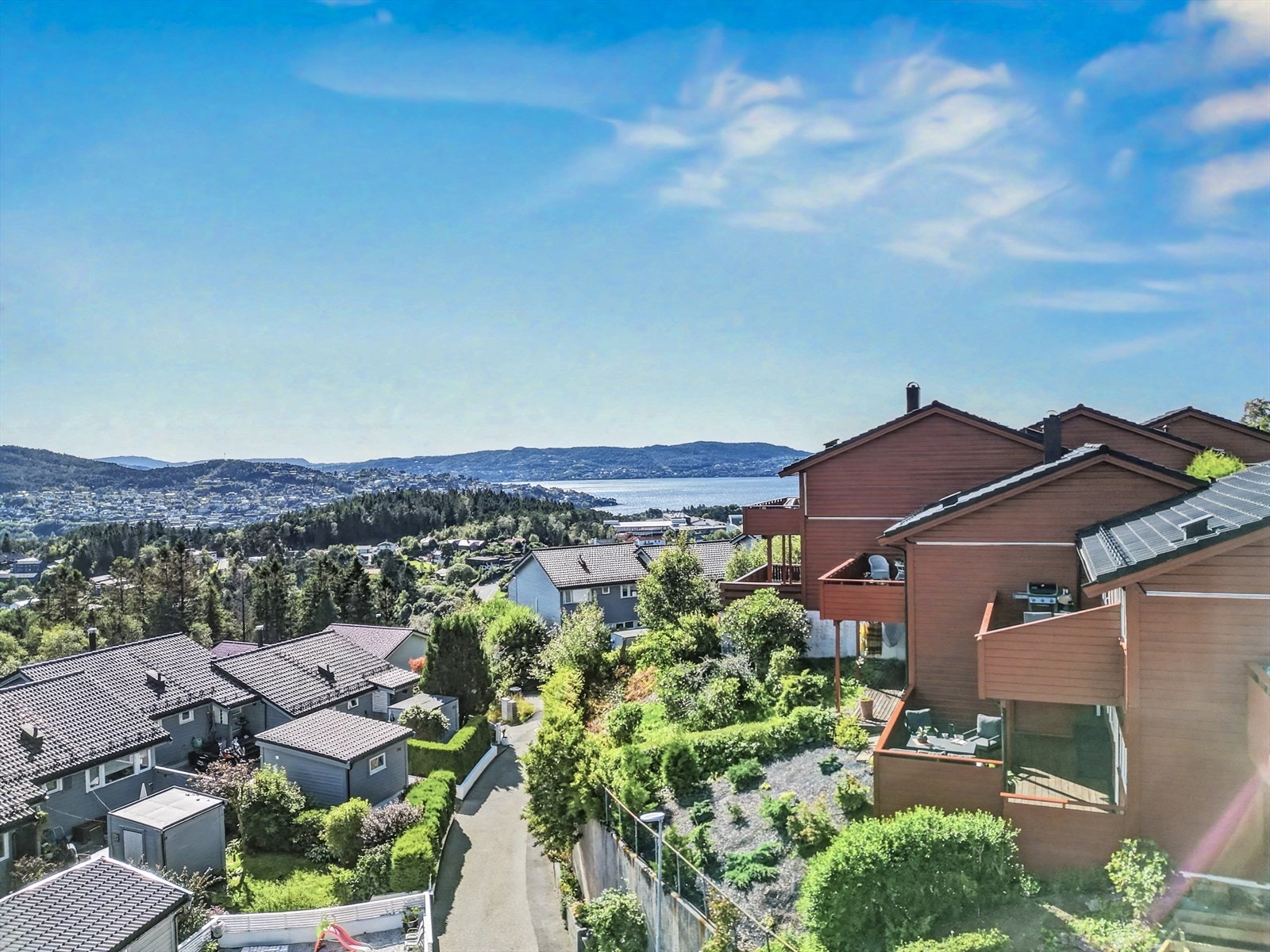 Denne komplette familien kan skilte med sol, mye uteplass og nydelig utsikt mot Eidsvåg og Byfjorden. Galleribilde