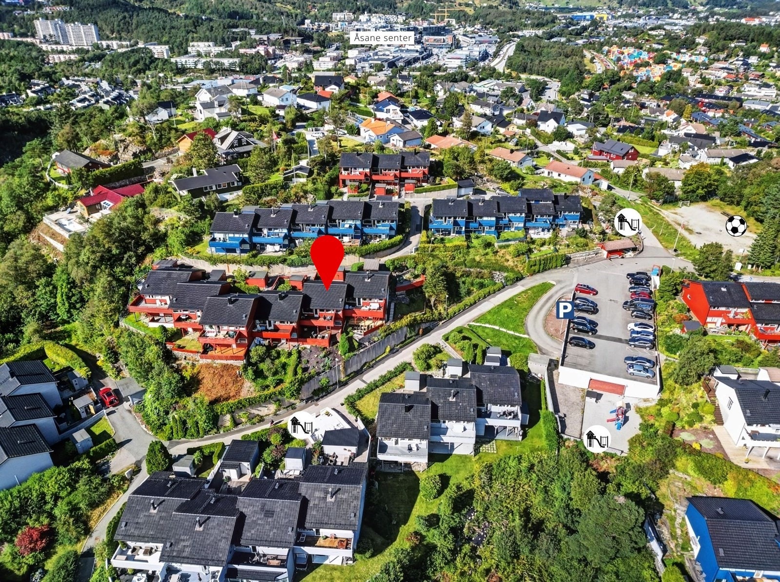 Boligen ligger i kort avstand til parkering og mange lekeplasser innenfor bilfritt område. Galleribilde