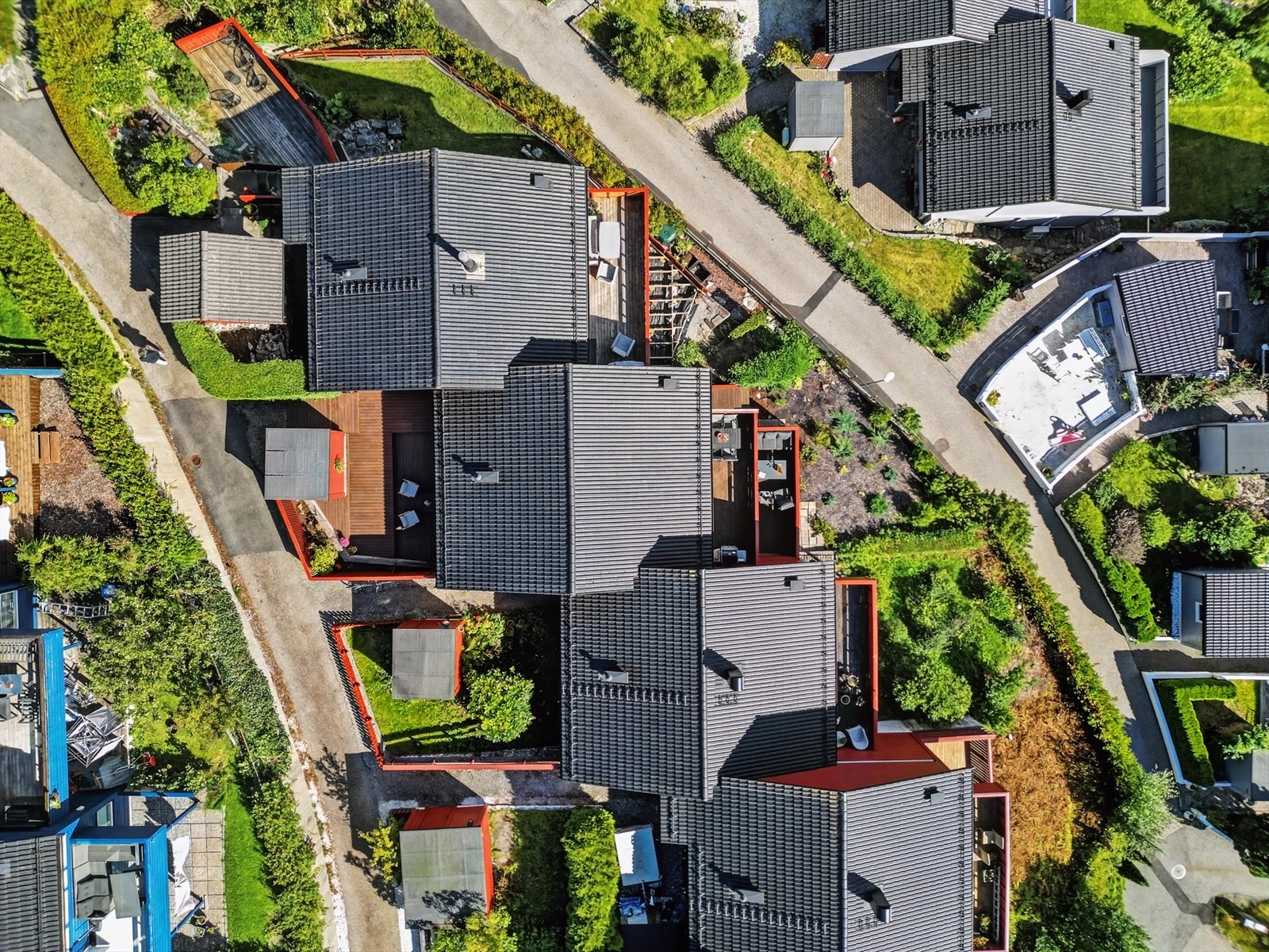 Legg merke til 3 uteplasser og hage uten gressplen som må klippes! Det ligger også en inngjerdet lekeplass til høyre i bildet. Galleribilde