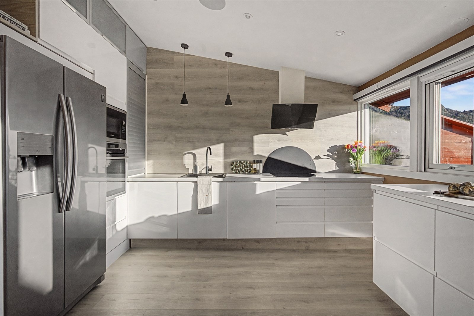 Kjøkkenet (ca. 9,8 m²) har mange flotte funksjoner inkl. Sonos-høyttaler i taket. Galleribilde