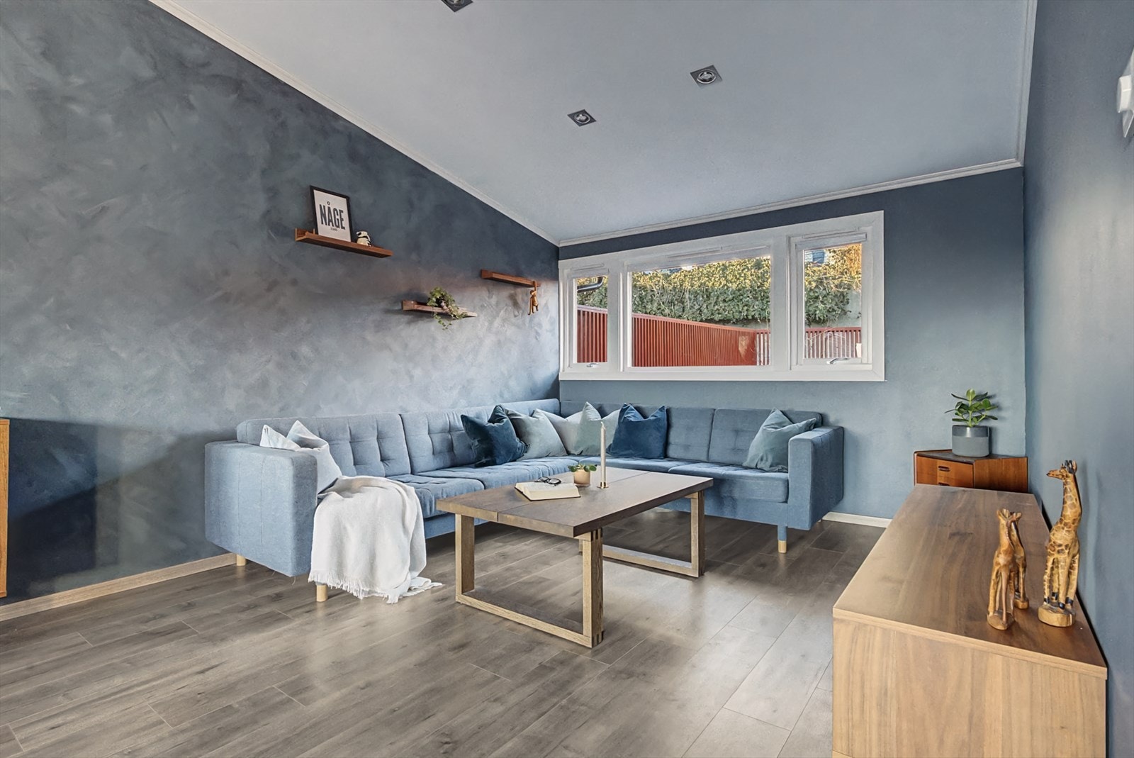 Denne delen av stuen er opprinnelig godkjent som soverom, men tidligere eier har valgt å heller utvide stuen. Galleribilde