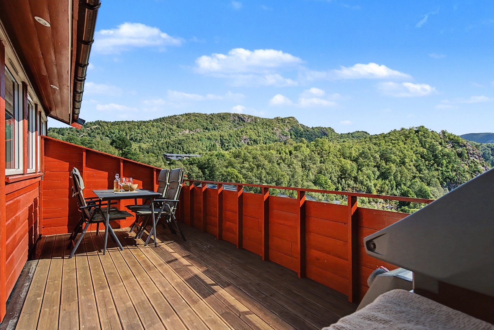 Med omtrent 14 kvm er det også plass til å dekke bord til mange slik at du ikke behøver å ta med deg middagen ned til hovedterrassen nede. Galleribilde