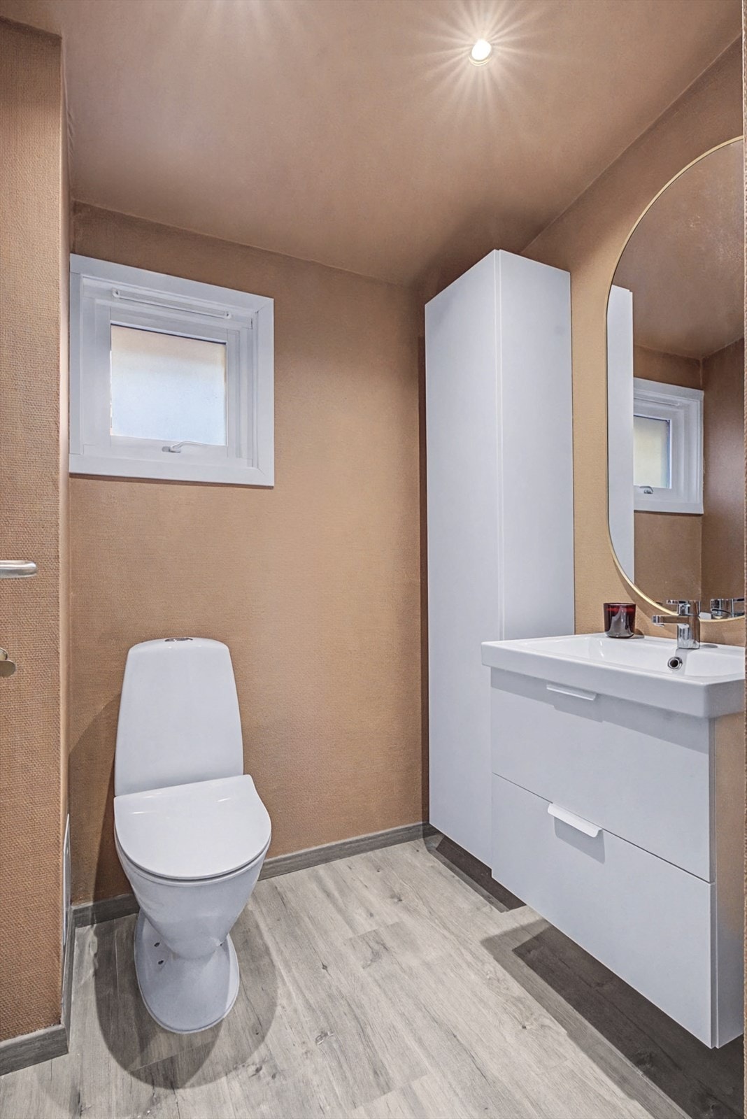 Her ligger et ekstra toalettrom - fint for gjester og travle morgener. Galleribilde