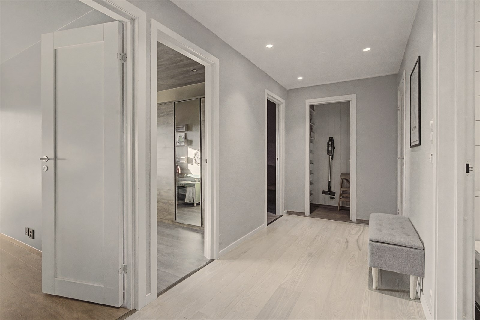 I kjelleren finner vi 3 soverom, kontor/hobby, bad, vaskerom og boder. Galleribilde