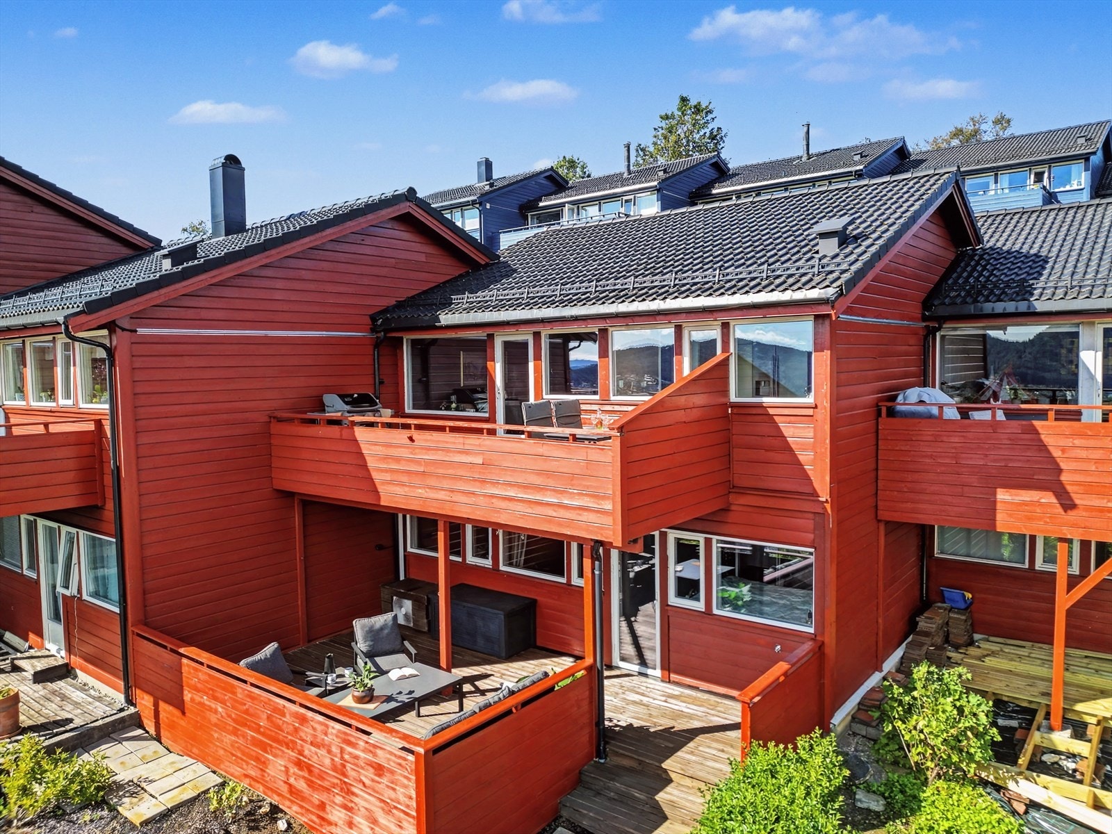 I alt har du tre veldig gode uteplasser i denne boligen. Tak, undertak og takrenner ble byttet i 2014. Galleribilde