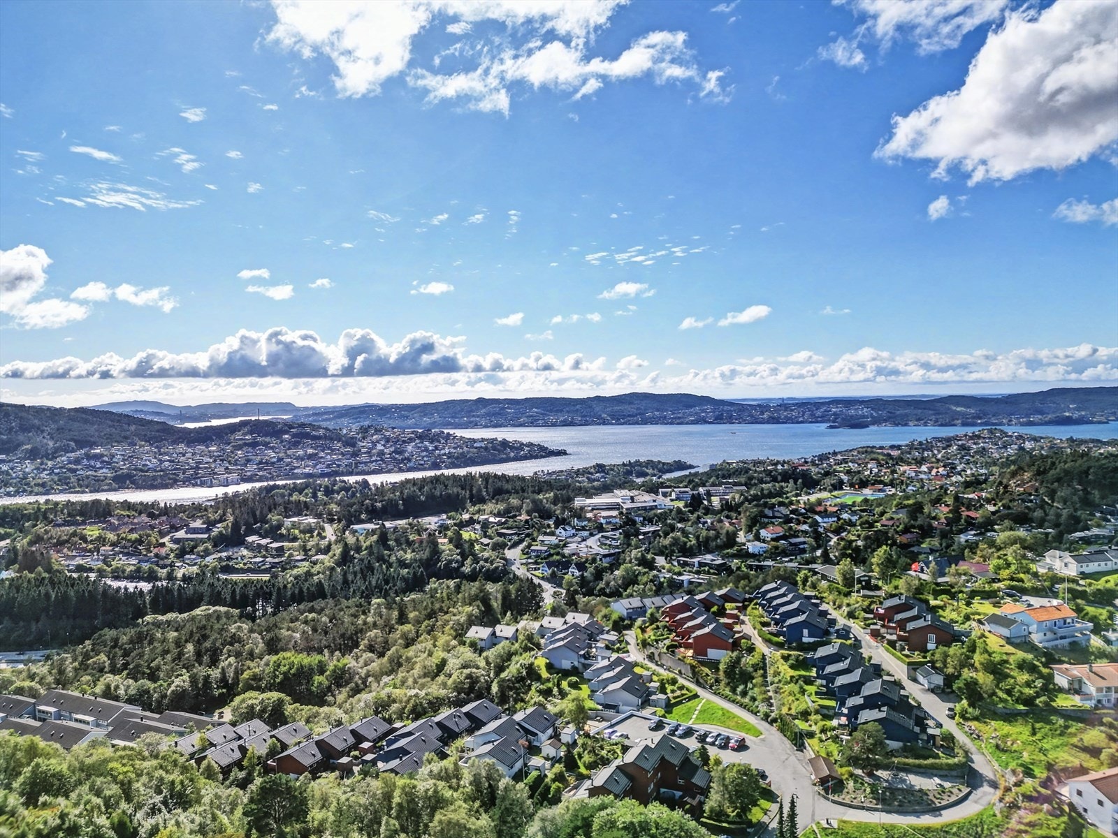 Når bybanen kommer til Åsane vil det bli holdeplass ved Tertneskrysset, 800m unna. Galleribilde