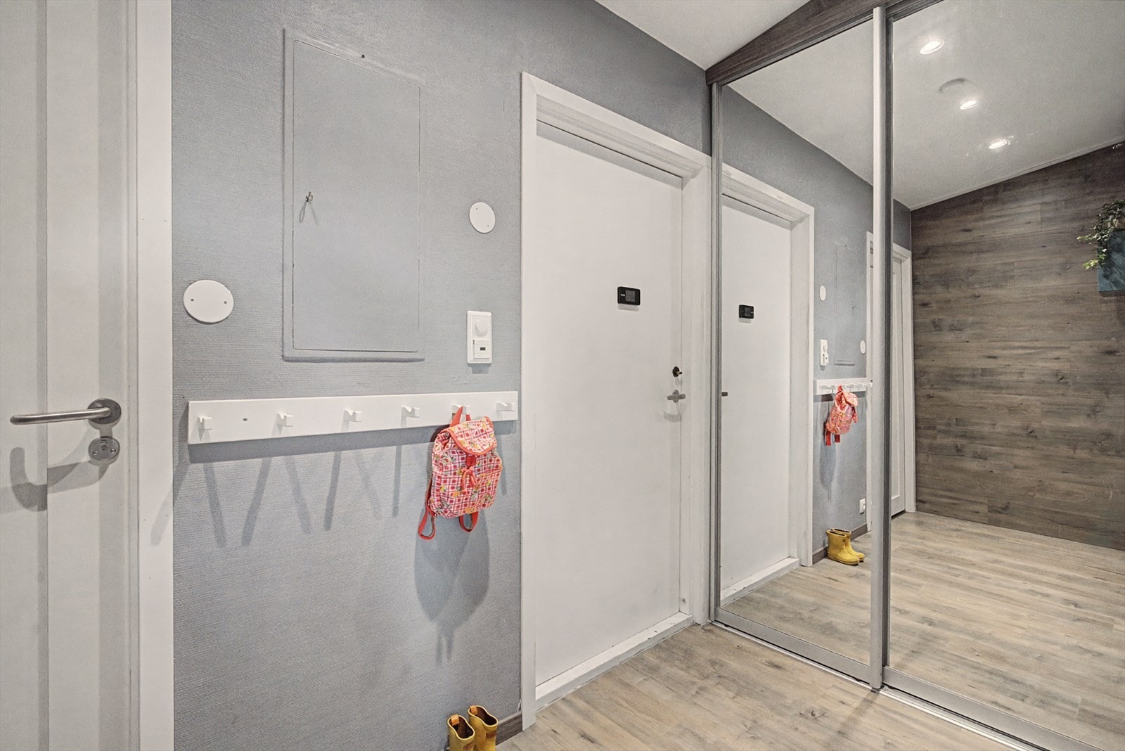 I entréen finner du også sikringsskap og stor fastmontert garderobe med skyvedører. Galleribilde