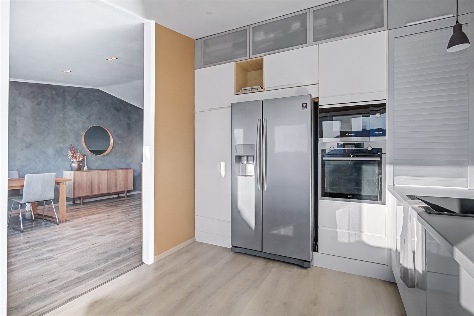 Halvåpen løsning med god kontakt mot stue/spiseplass, samt altan. Galleribilde