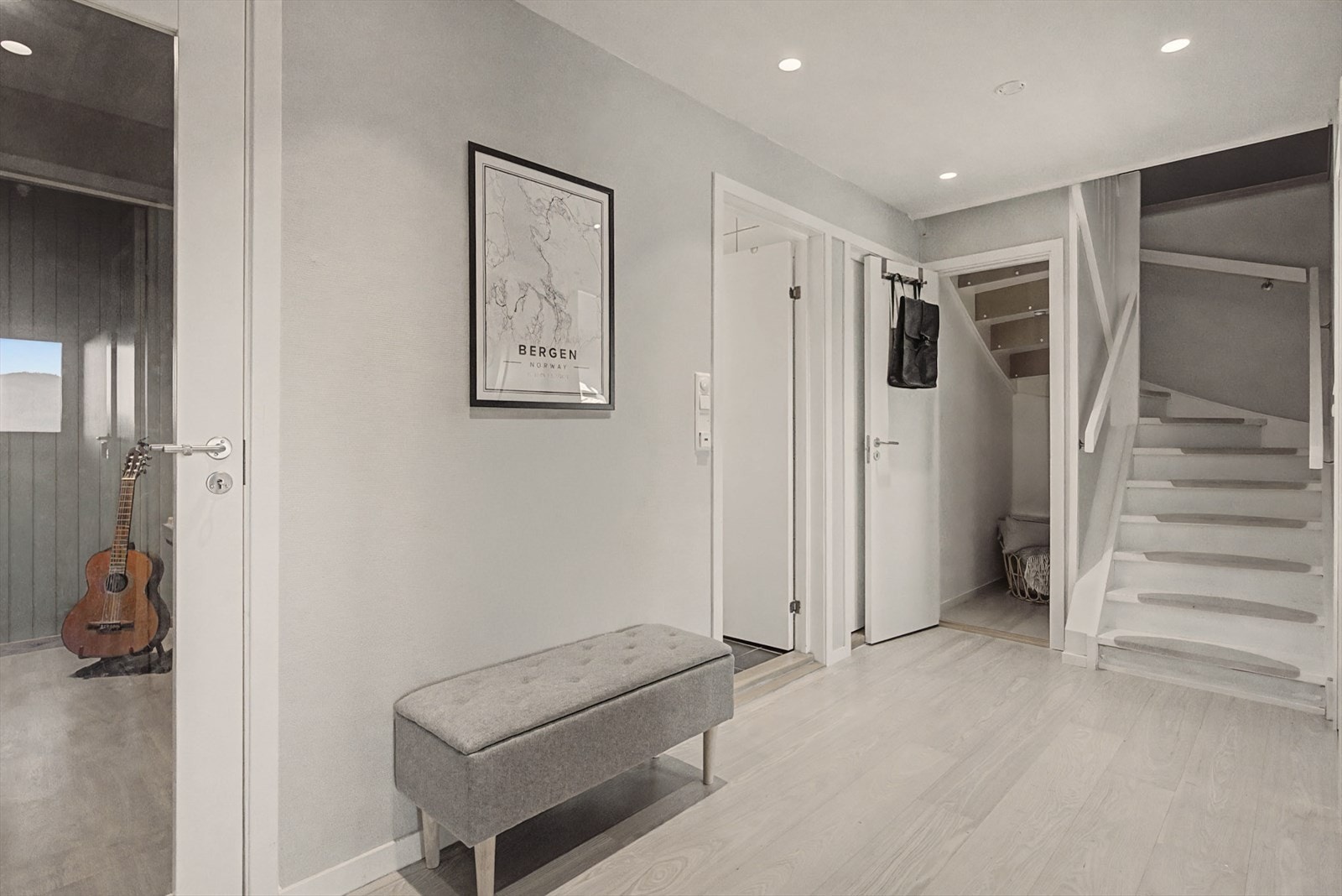 Selger har hatt plass til el-piano i gangen. Legg også merke til oppbevaringsplass under trappen. Galleribilde