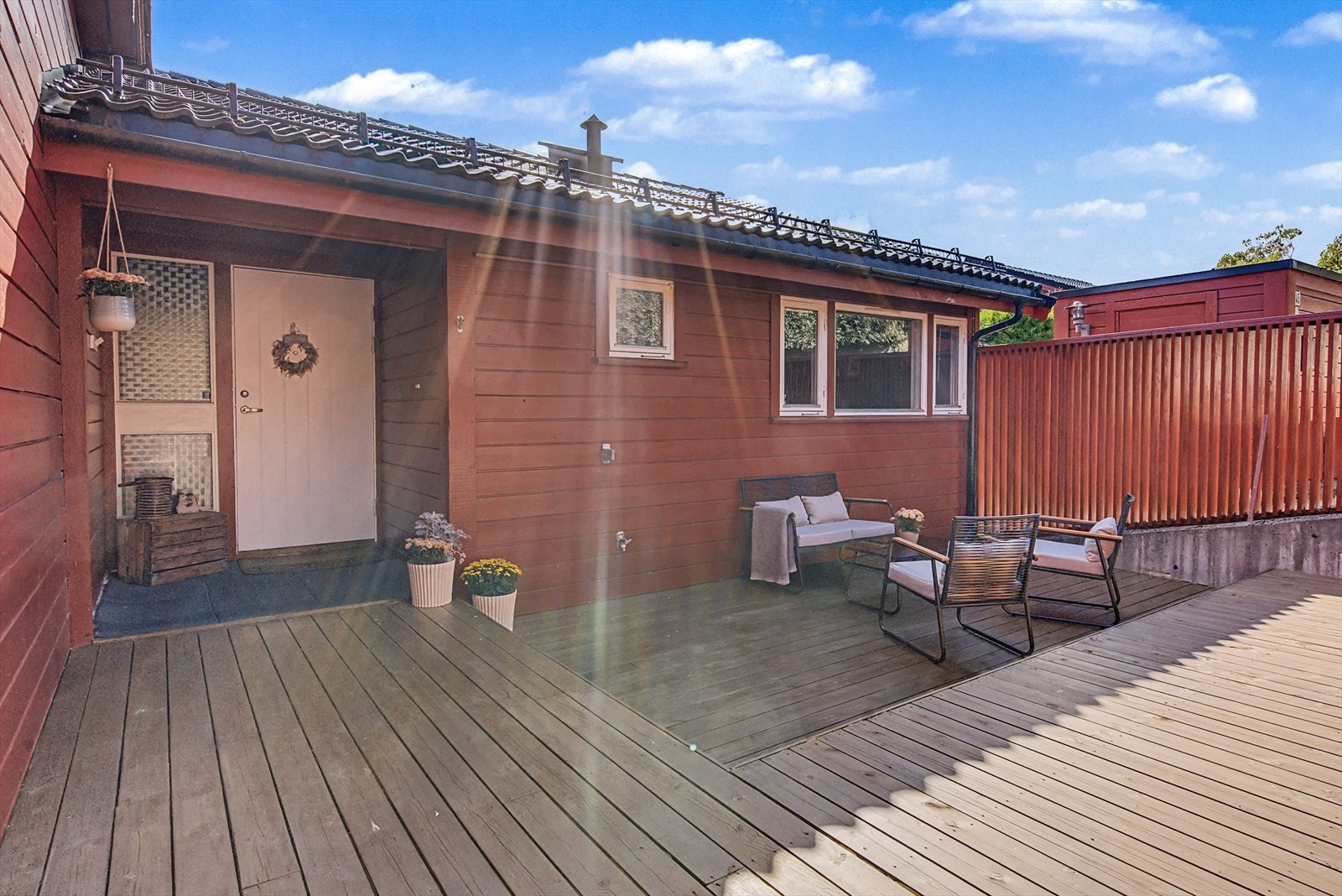 Du ønskes velkommen rett inn på 30 kvm. uteplass. Her er det fint å sitte tidlig på dagen. Inngjerdingen gjør det et egnet sted for små barn. Legg merke til vannkran på veggen. Galleribilde