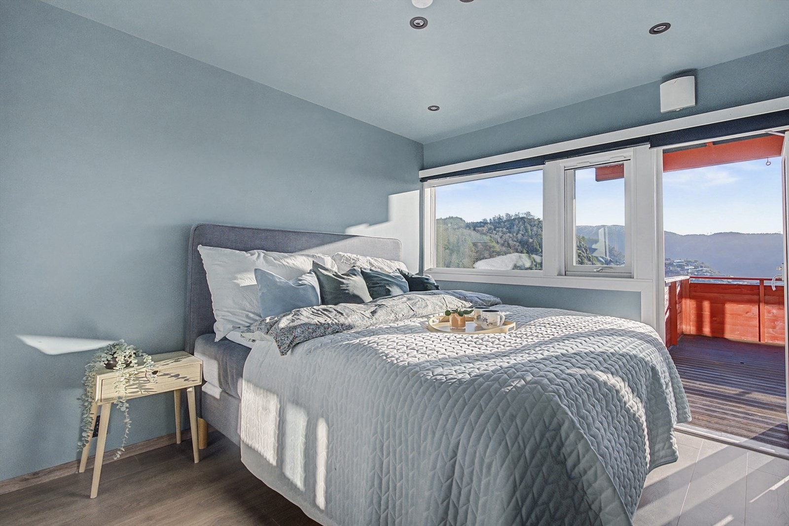 Hovedsoverommet måler 10,3 m² og har god plass til dobbeltseng og garderobe. Galleribilde