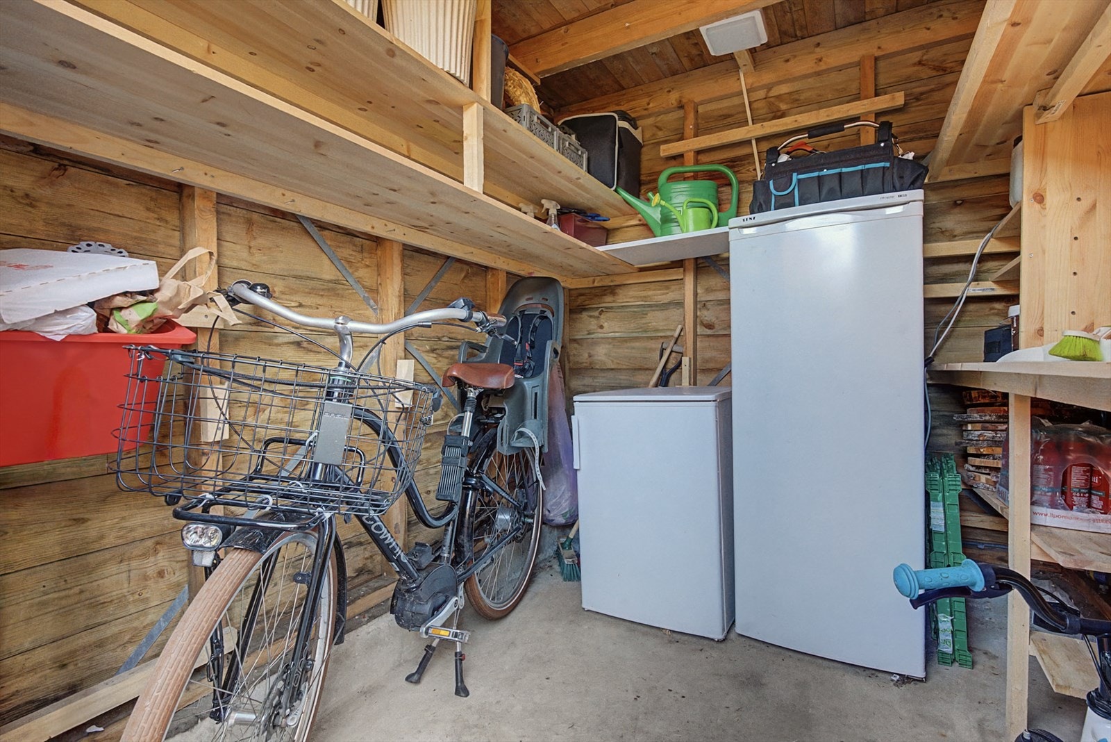 Den utvendige boden måler omtrent 4 kvm og har innlagt strøm. Galleribilde