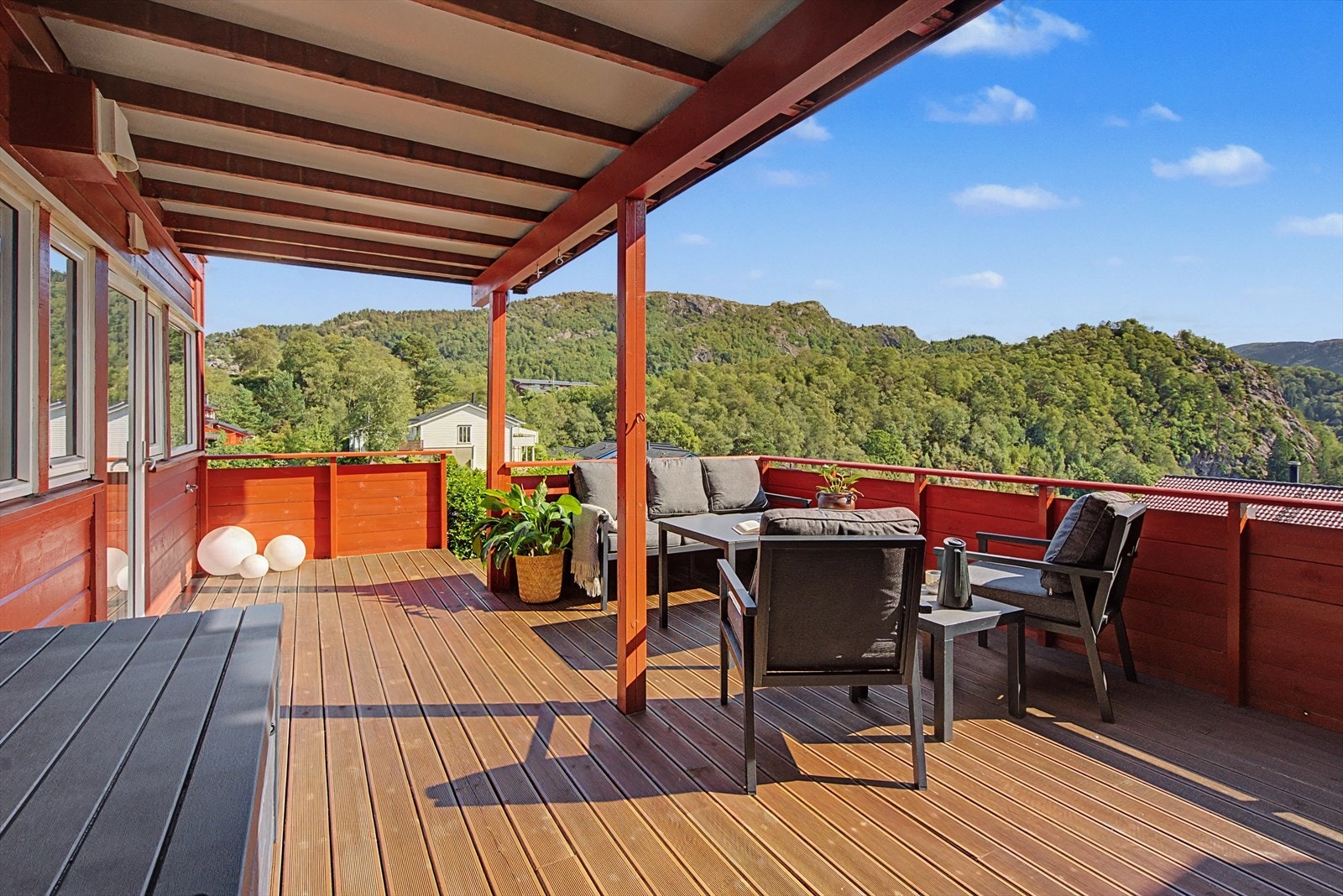 Den nedre terrassen måler hele 27 m². Galleribilde