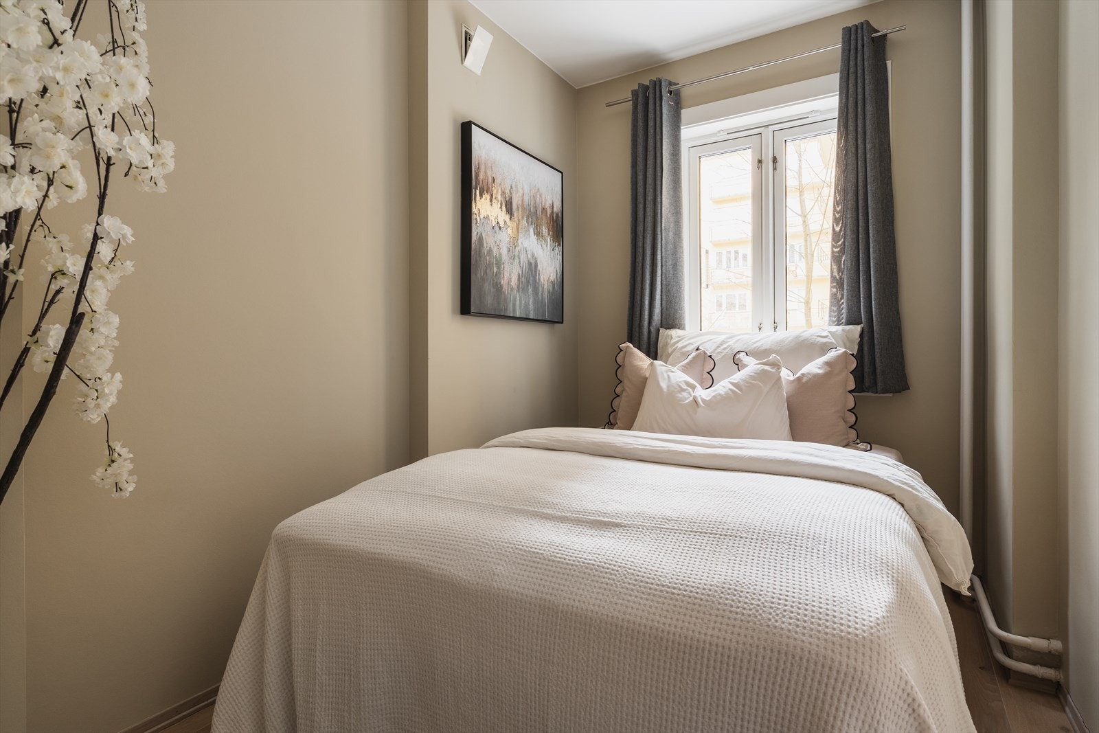 Soverom 2 har god plass til dobbeltseng, tilhørende møblement og garderobeskap. Galleribilde