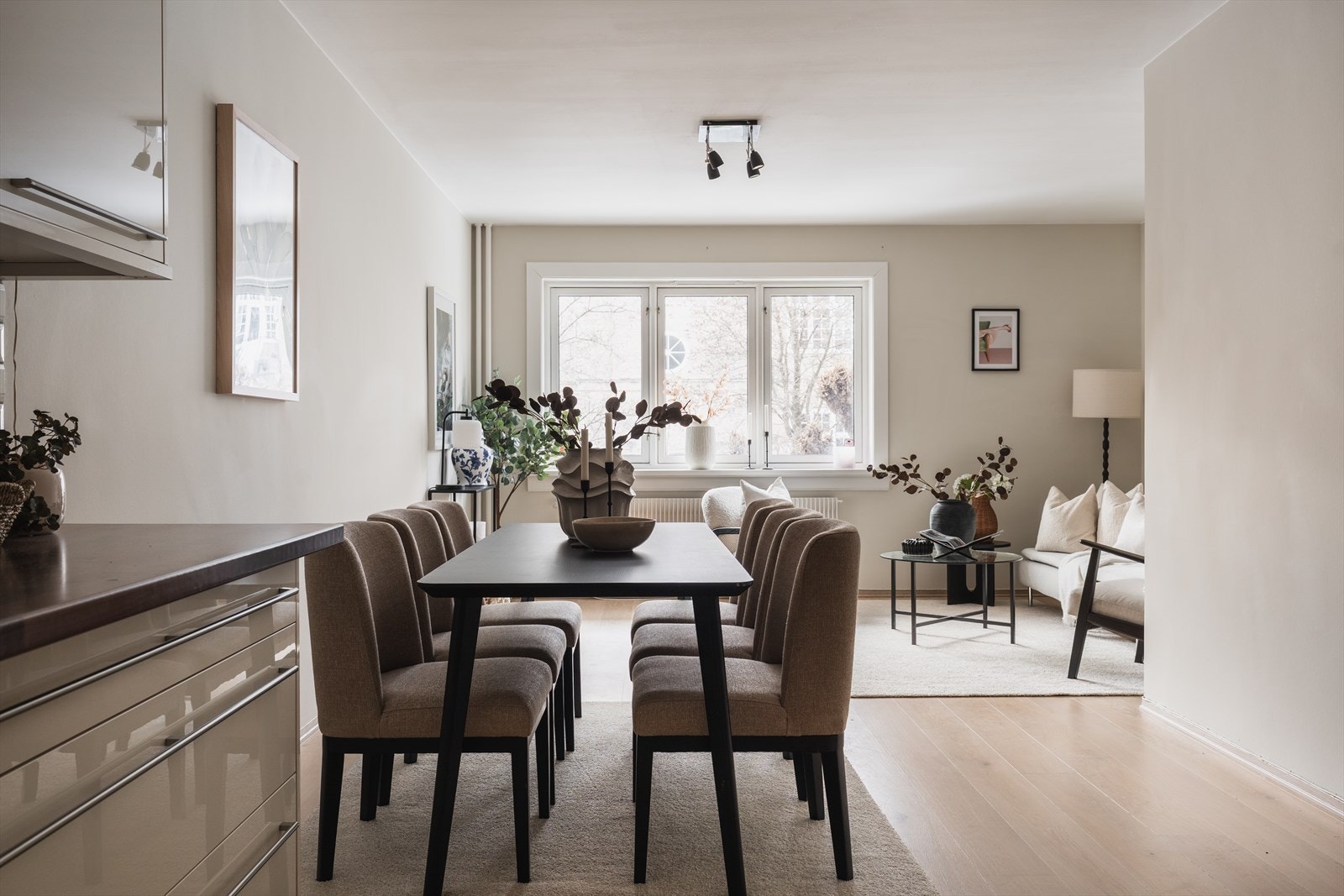 God plass til stort spisebord, perfekt for sosiale og hyggelige sammenkomster. Galleribilde