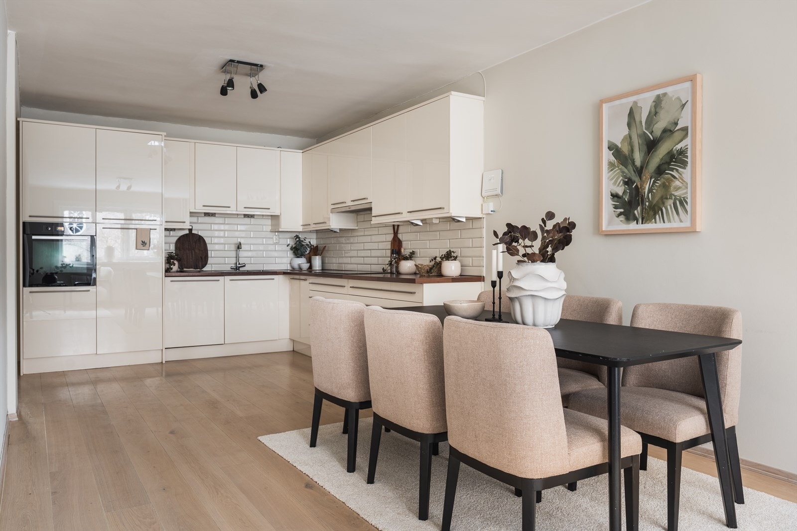 Stort og pent kjøkken. Galleribilde