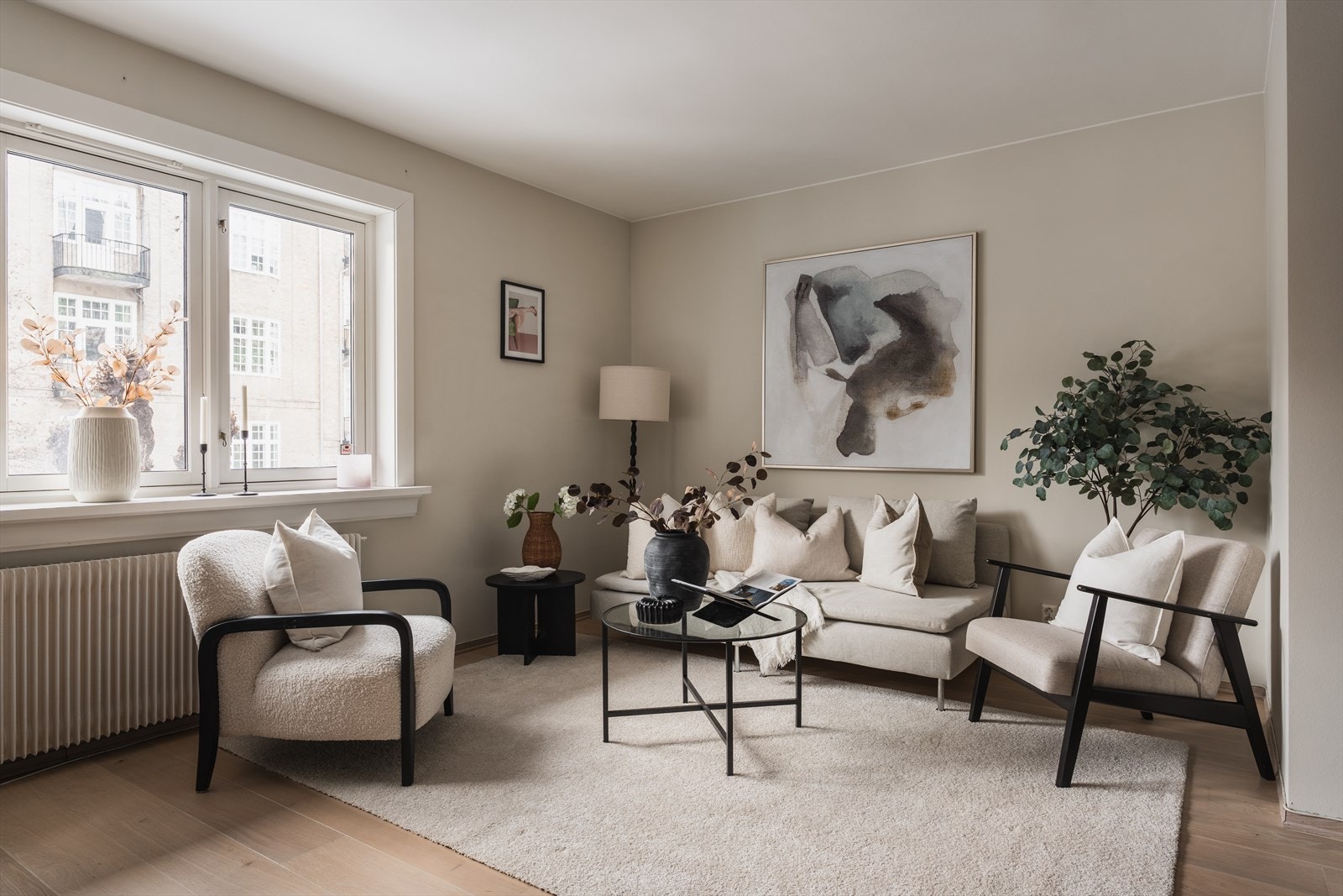 Lys og delikat 3-roms på populære Jessenløkken | Høy og usjenert 1.etg | Fyring og varmtvann inkl | Takhøyde på 2,55m Galleribilde