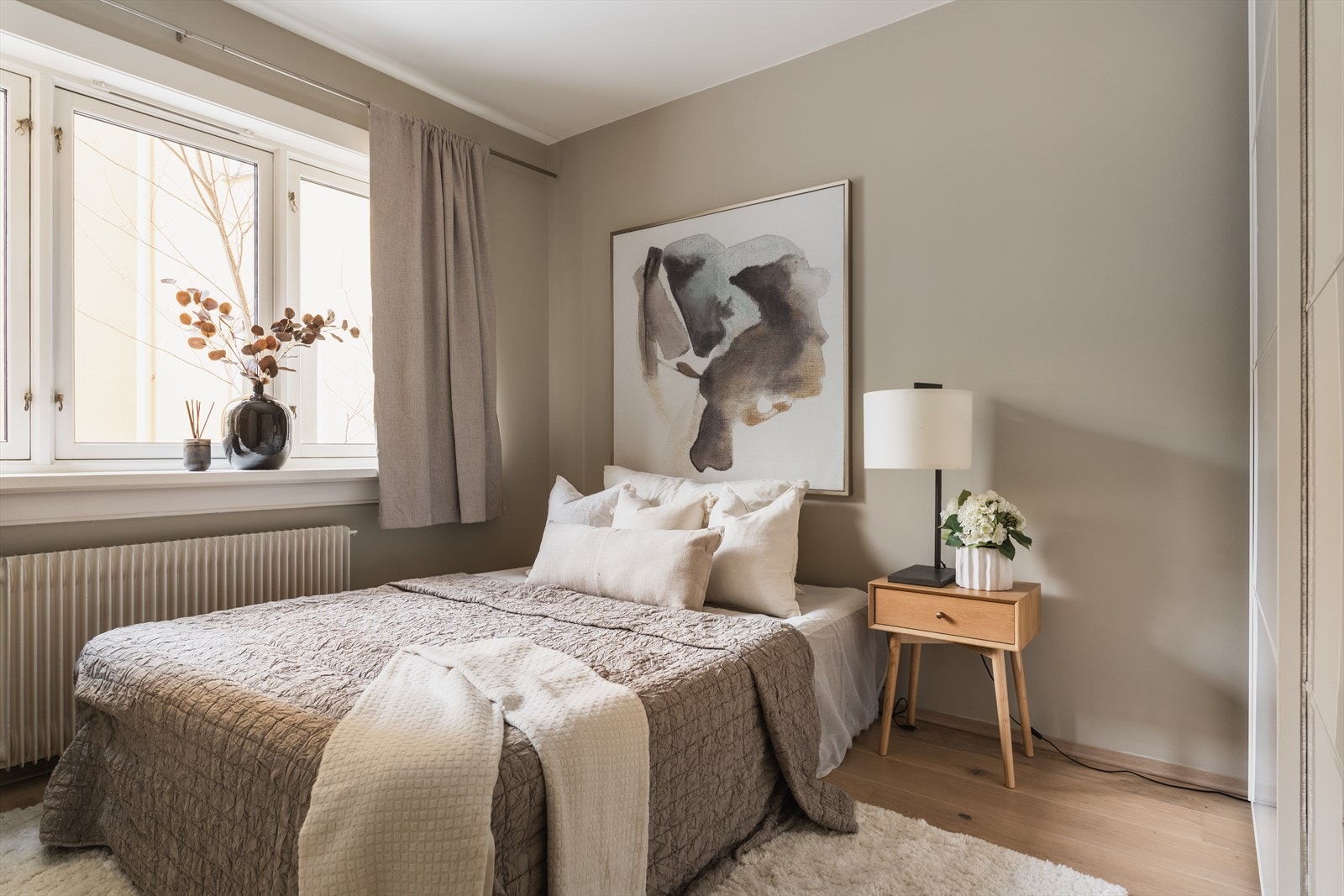 Leiligheten har to gode soverom. Dette hoved soverommet har god plass til dobbeltseng, tilhørende møblement og garderobeskap. Galleribilde