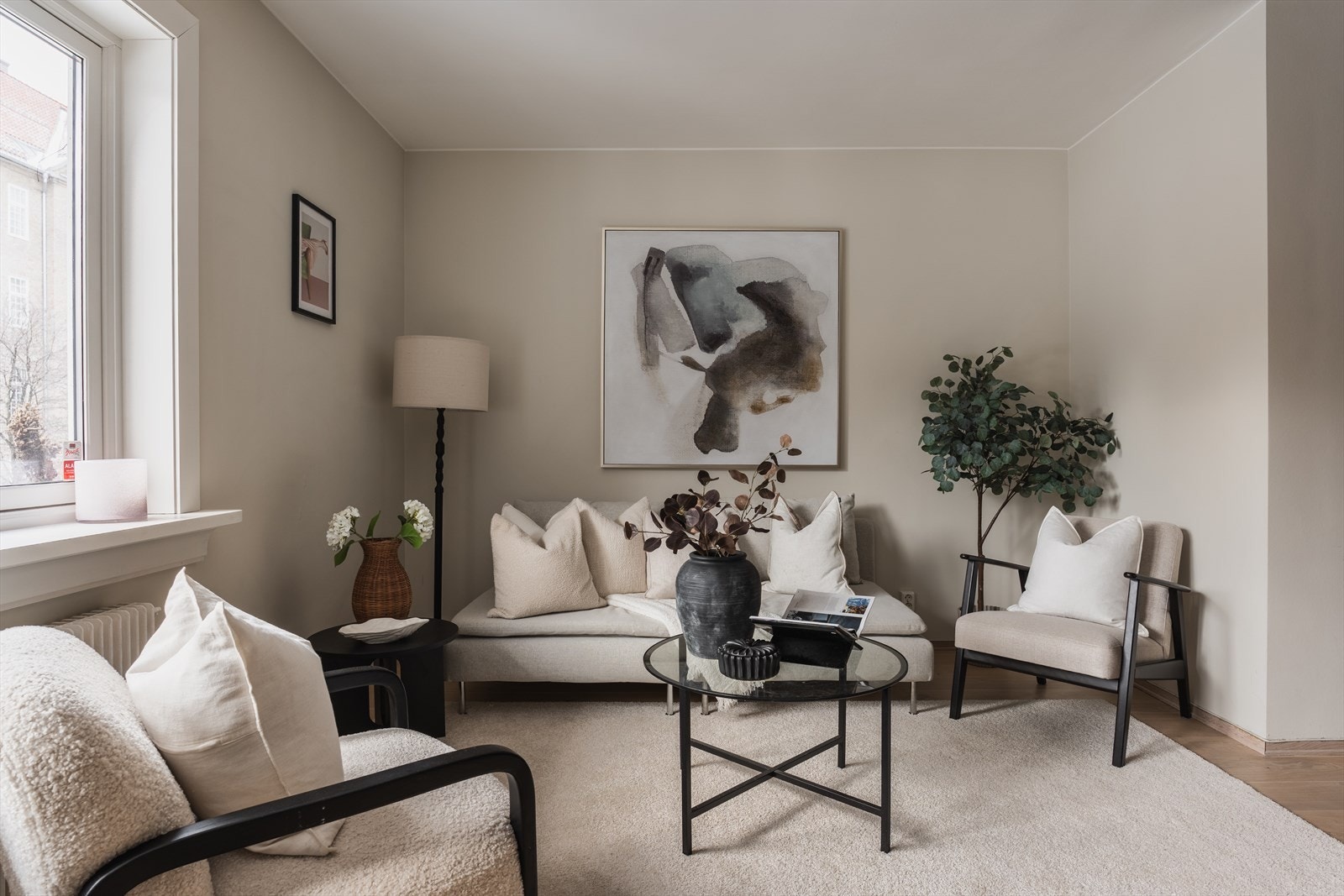 Leiligheten ligger fint og usjenert til i byggets høye 1.etg med enkel adkomst, moderne standard, store vindusflater og god takhøyde på 2,55m. Galleribilde