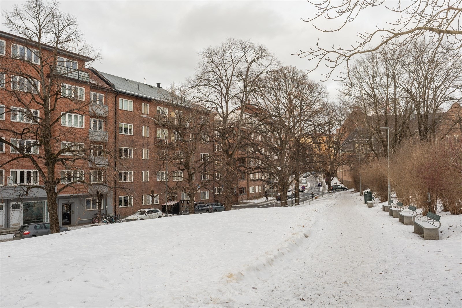 Her bor man sentralt og tilbaketrukket med alt av servicetilbud, fasiliteter og gode kollektivforbindelser i området, men samtidig i frodige og idylliske omgivelser. Galleribilde