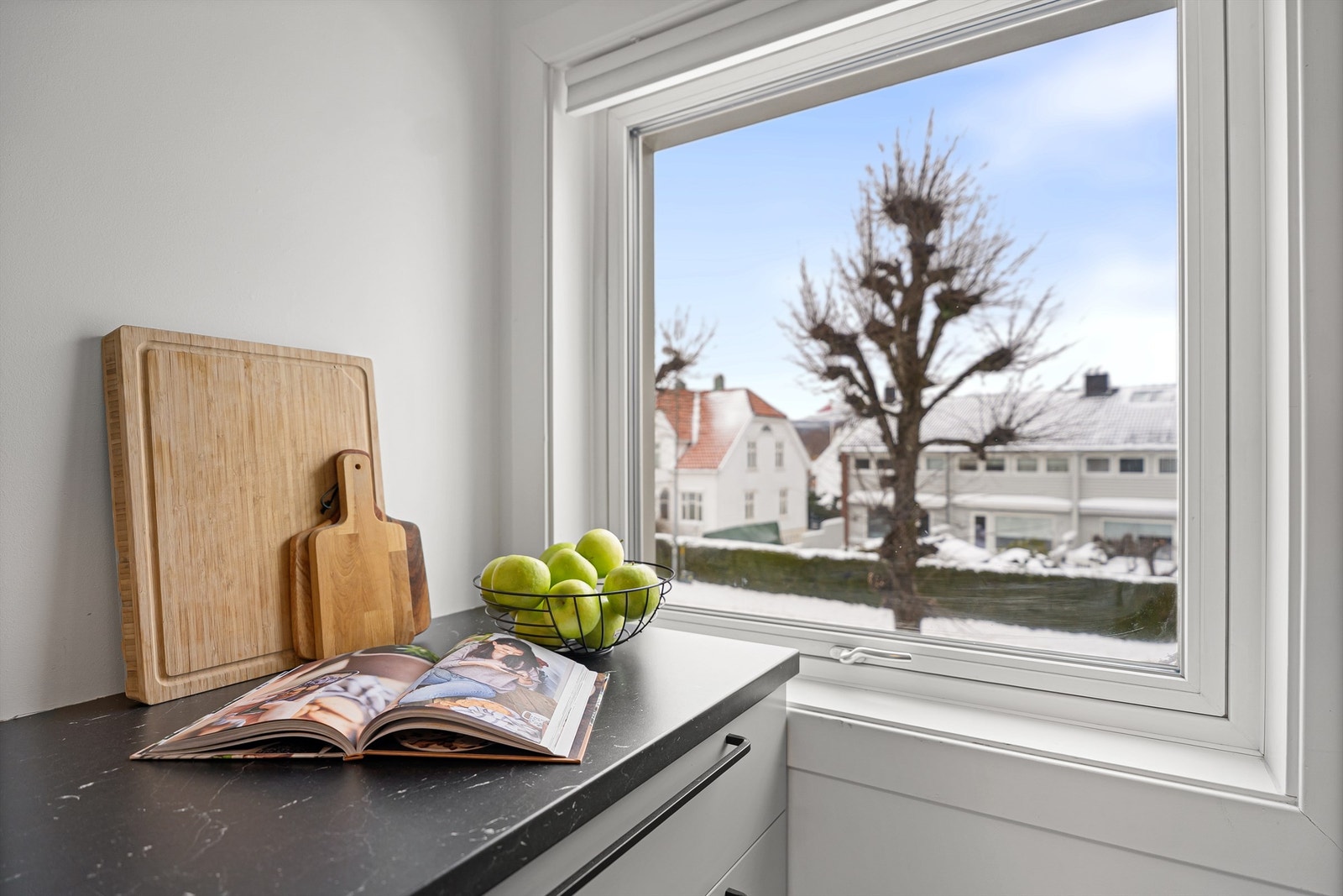 Detaljbilde av benkeplass og utsikt fra kjøkkenvindu Galleribilde