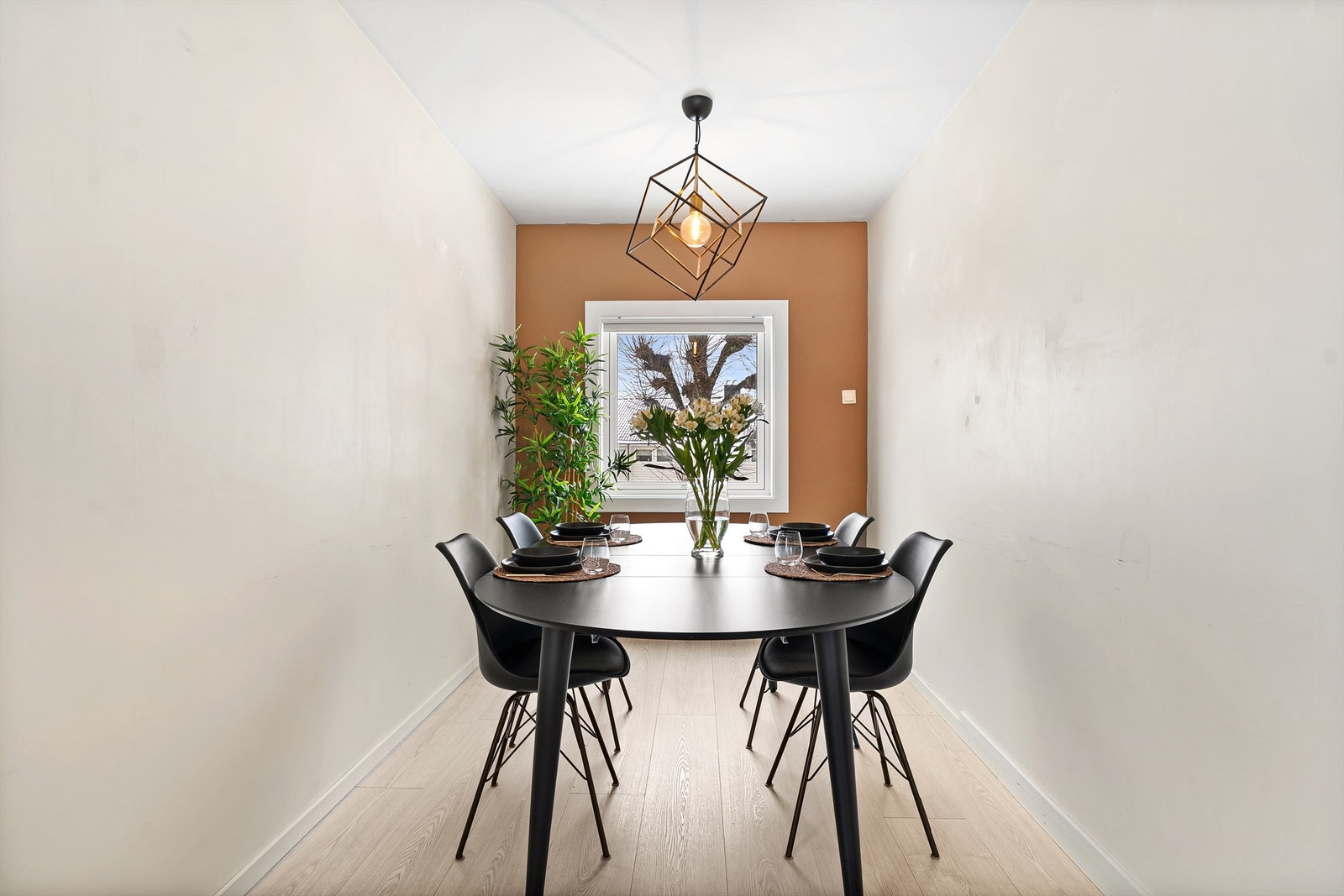 Spisestue med god plass til stort spisebord, ekstra lekekrok, kontor eller ekstra soverom? Galleribilde