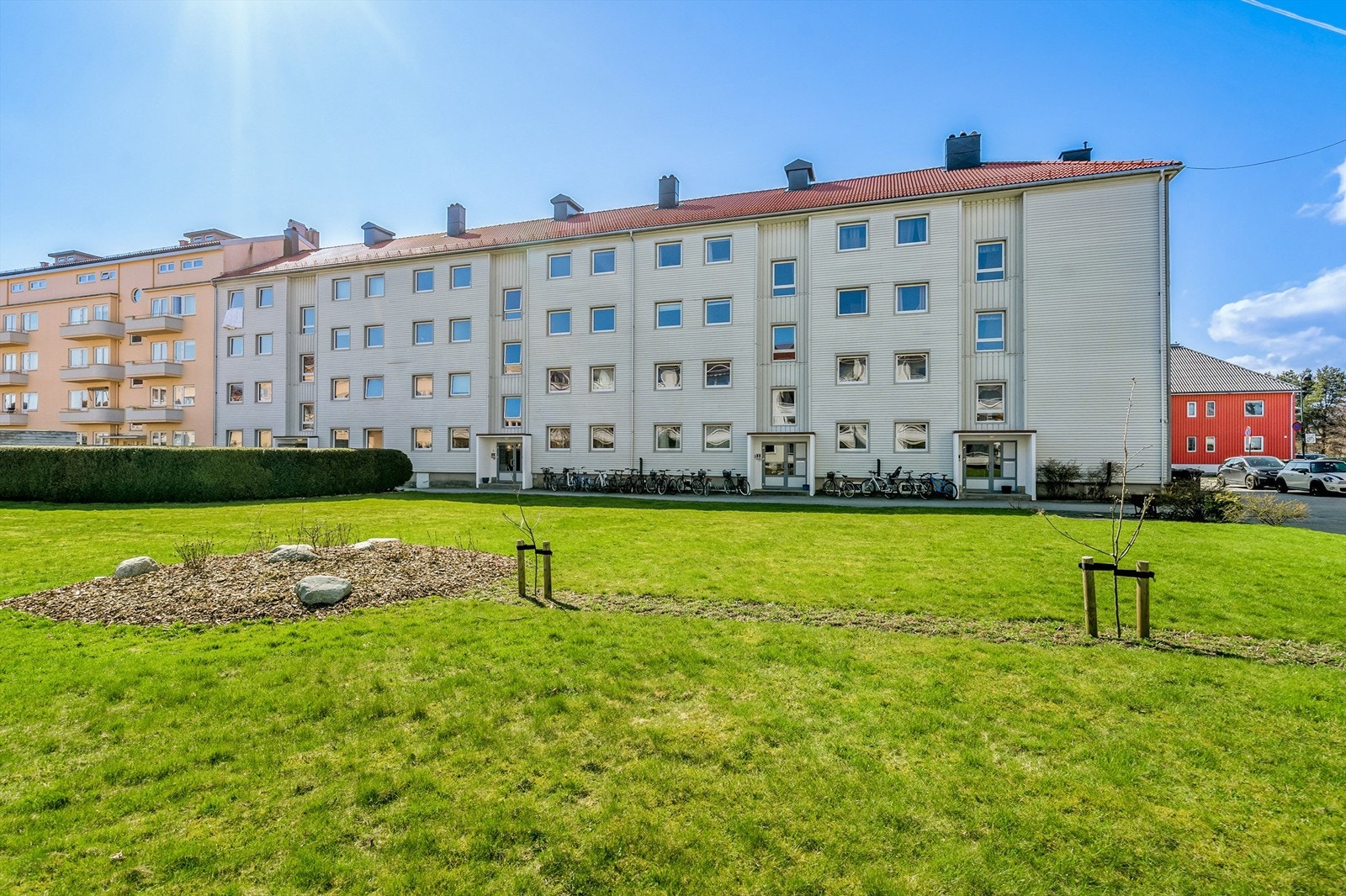 Borettslagets solrike og lune gressplen Galleribilde