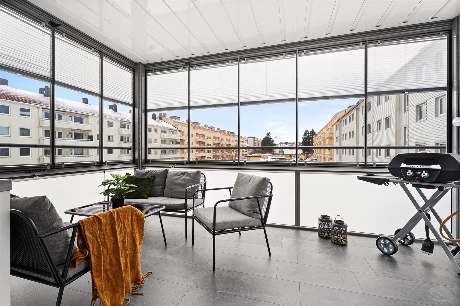 Koselig sittegruppe og solskjermen på alle vinduer som forøvrig kan åpnes helt opp om ønskelig Galleribilde