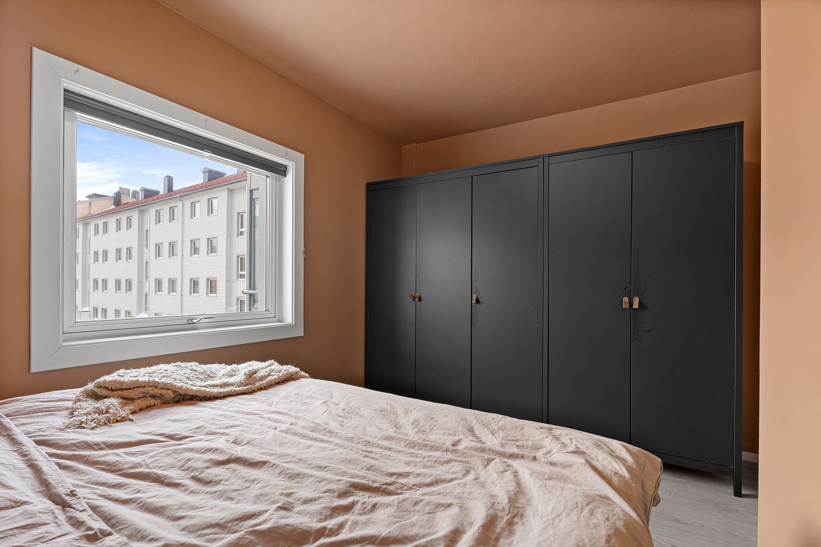 ..det er også plass til en stor og god garderobeløsning Galleribilde