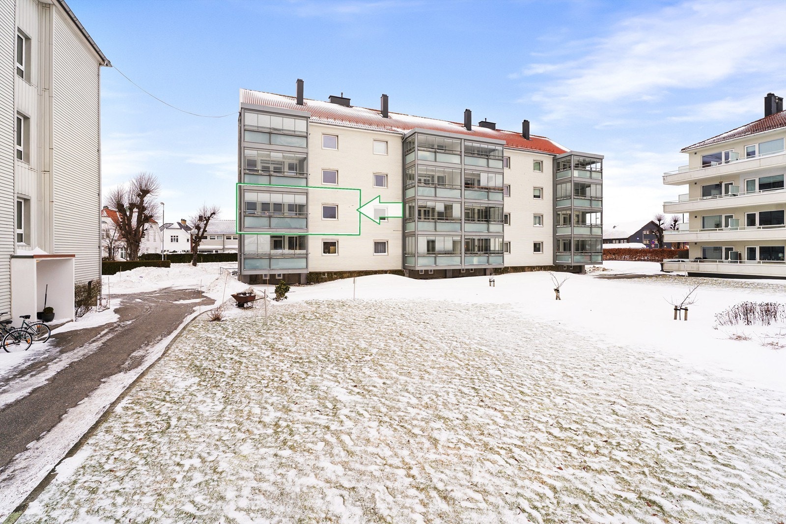 Fasaden er oppgradert i nyere tid, rør i bygget og m.m. Stille og rolig område vendt mot hyggelig bakgård og lite trafikk i område Galleribilde