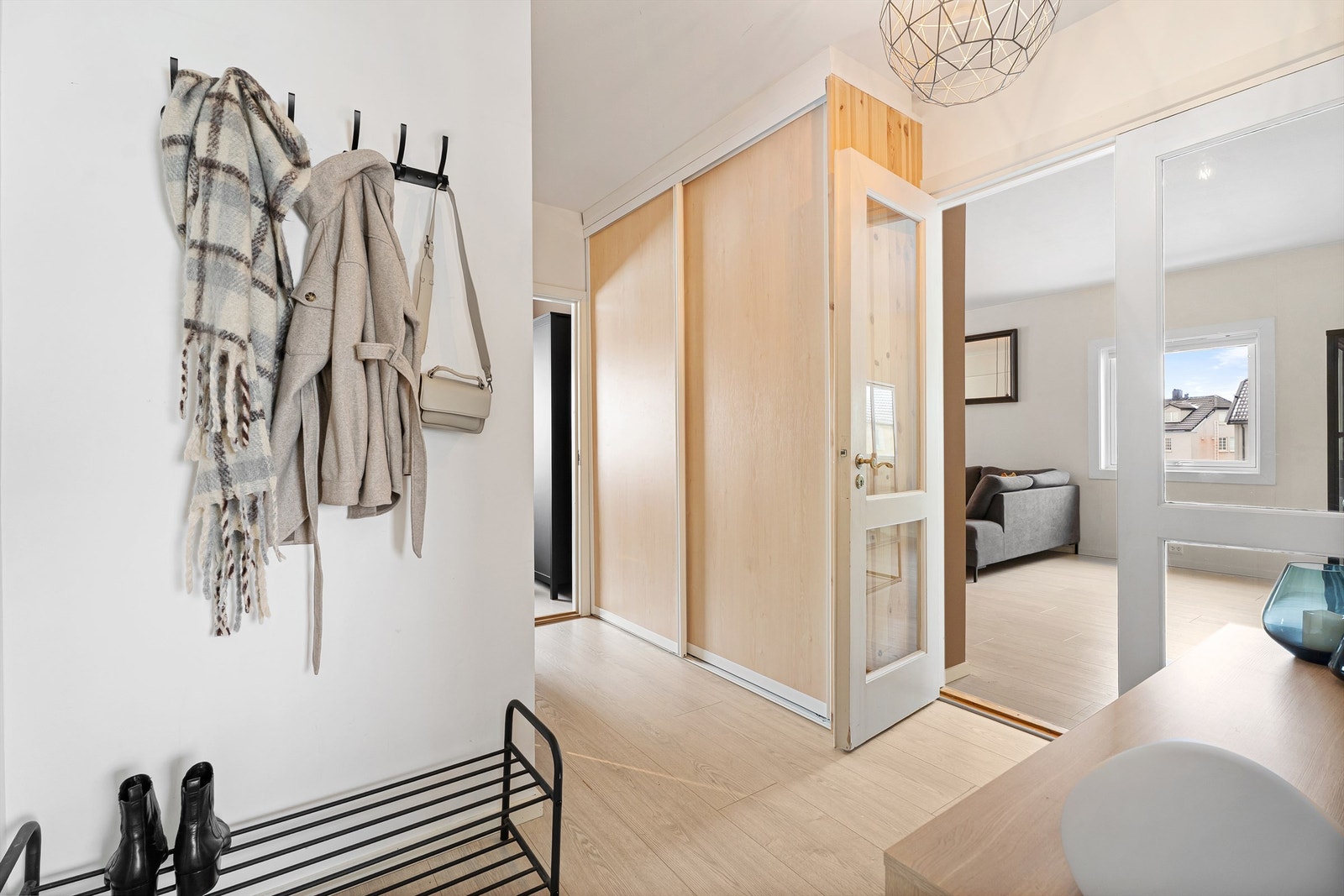 Lys og luftig gang med god skapplass og glassdør inn mot stue Galleribilde