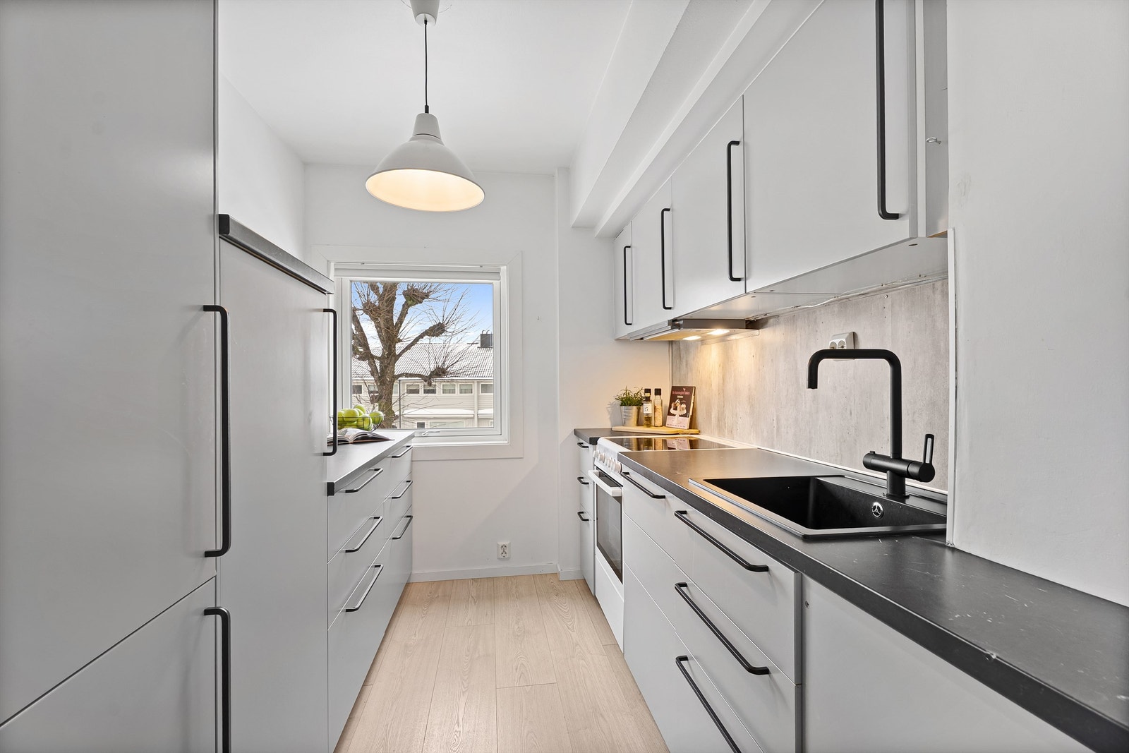 Moderne lune fronter på kjøkken som ble pusset opp i 2018 Galleribilde