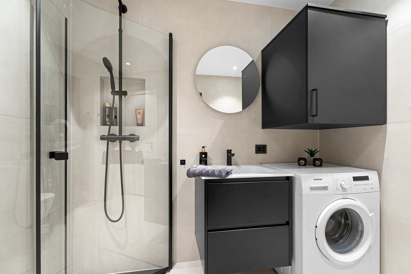 Bad med gulvvarme og godt med skuff- og skapplass for oppbevaring Galleribilde