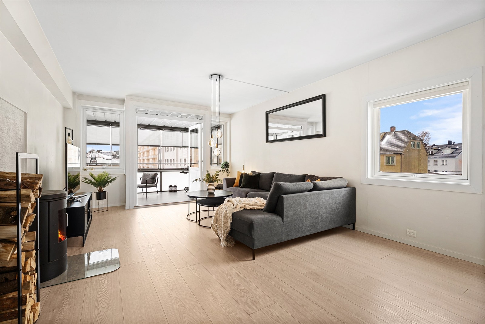 Romslig stue, ekstra koselig peis Galleribilde