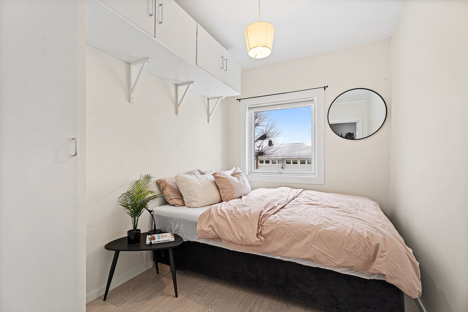 Soverom 2 - Godt med oppbevaringsplass ved- og over seng Galleribilde