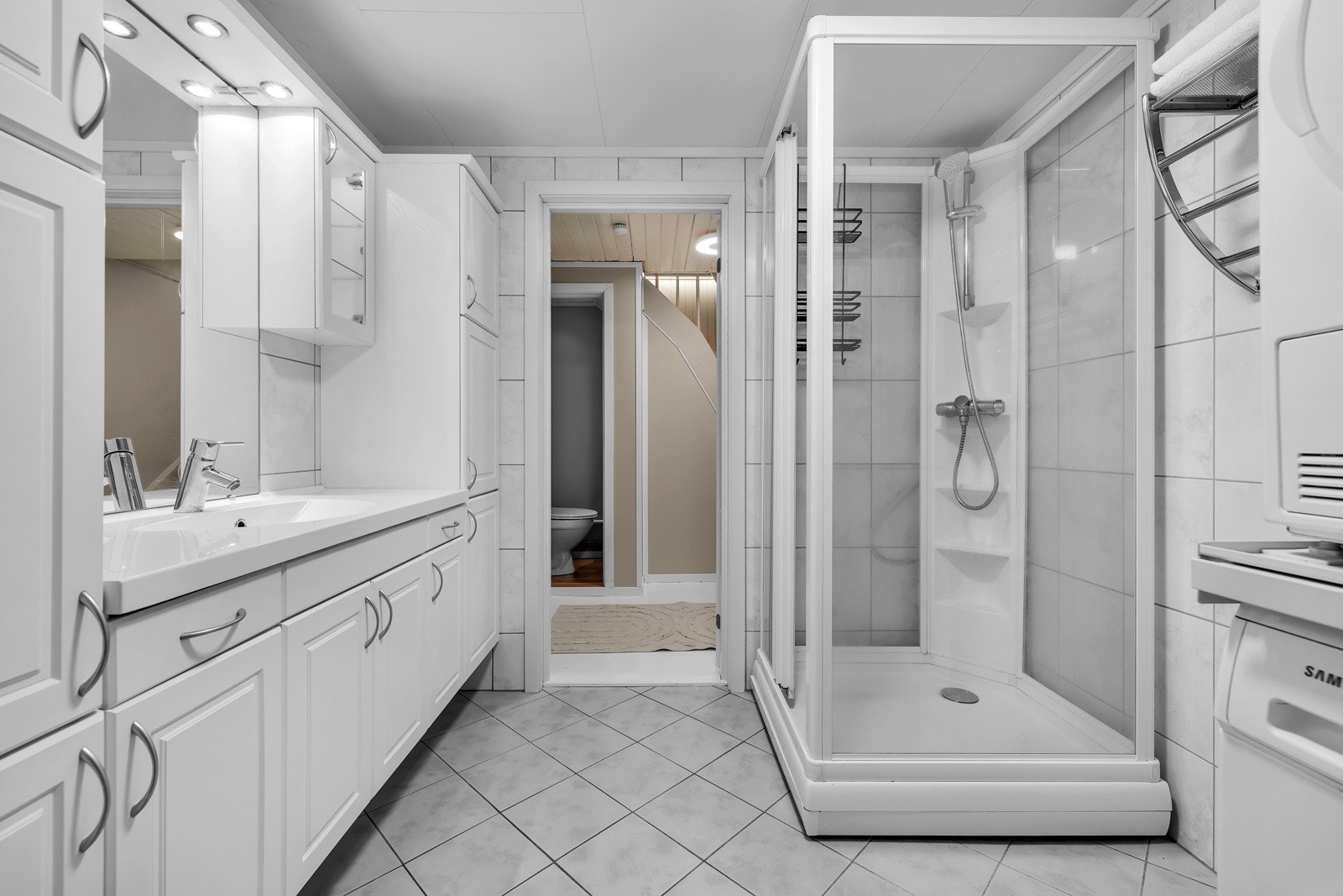 Dusjkabinett, wc og servant med over/underskap. Galleribilde